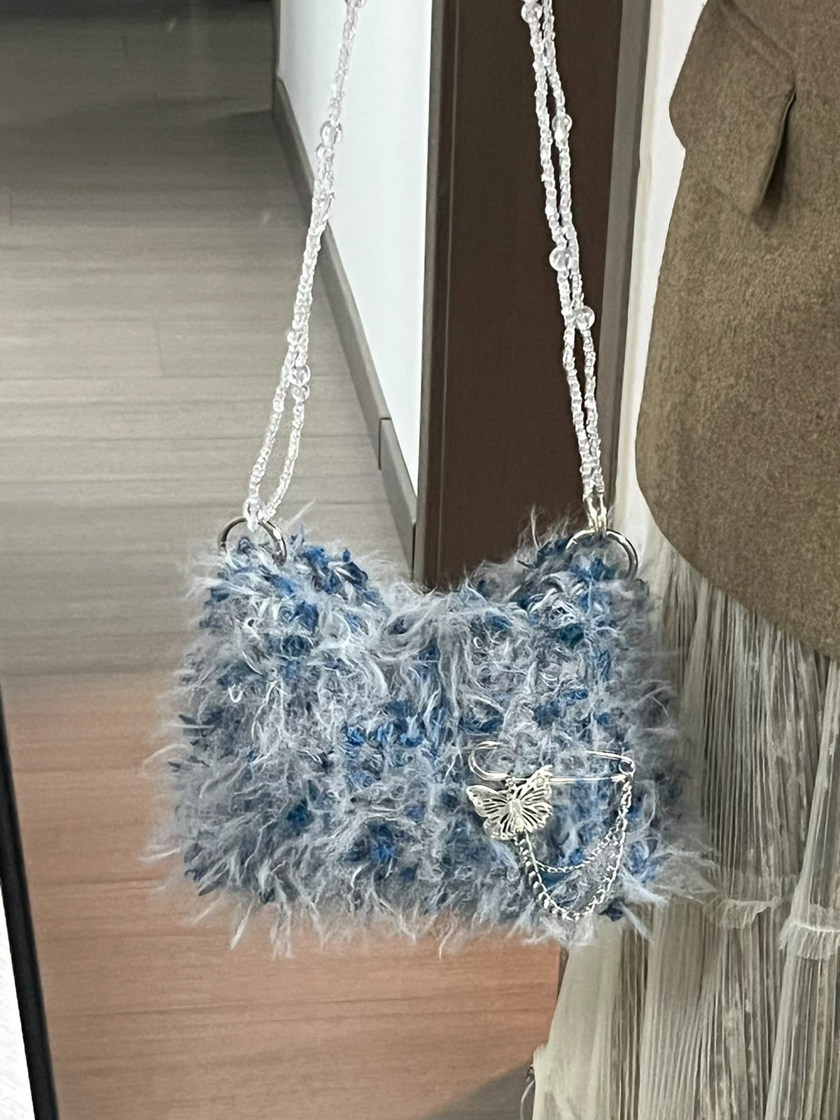 Kompakte blaue Plüsch-Schultertasche