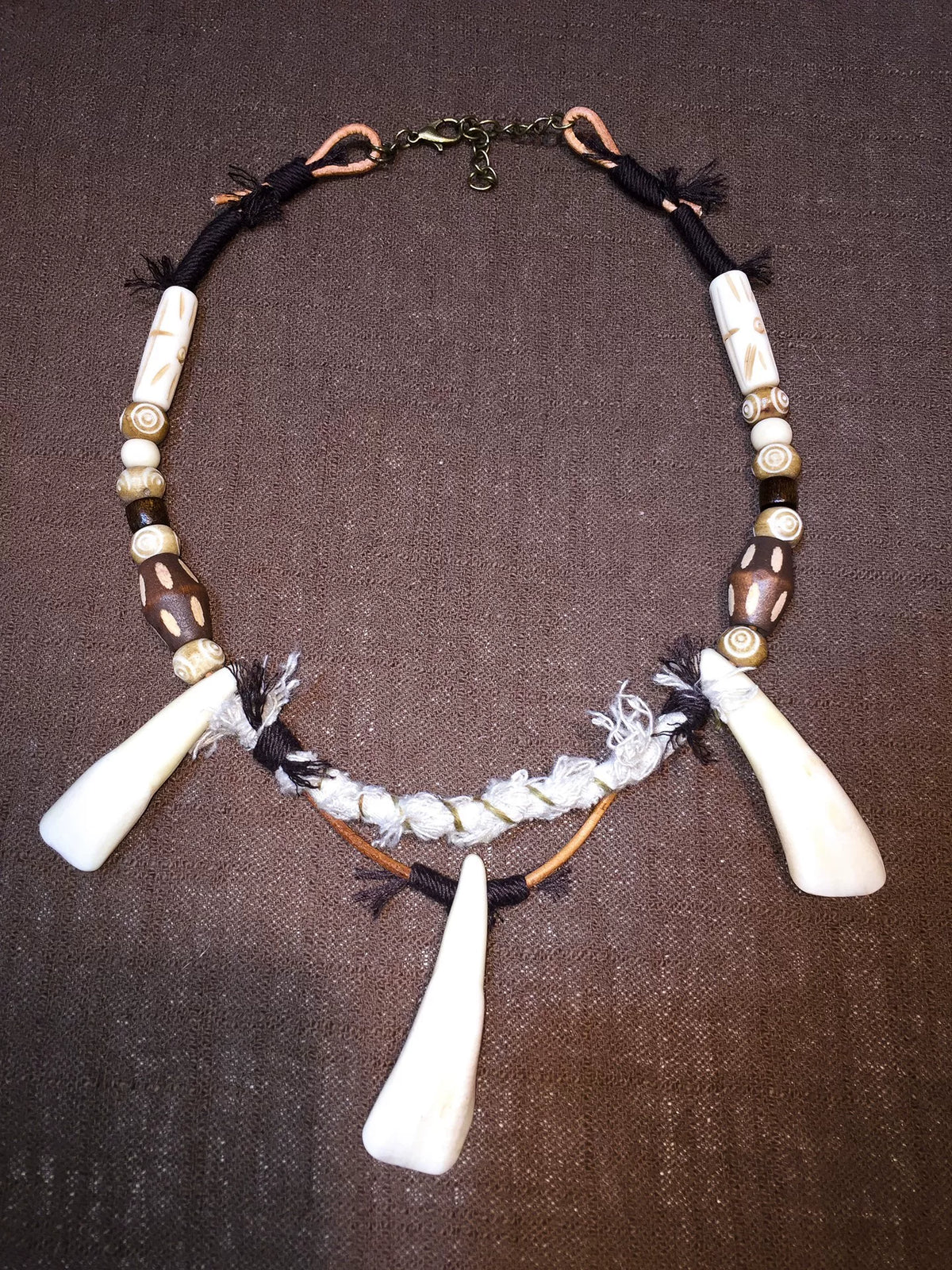 Halsband med nötkorn, ben och pärlor i tribal stil