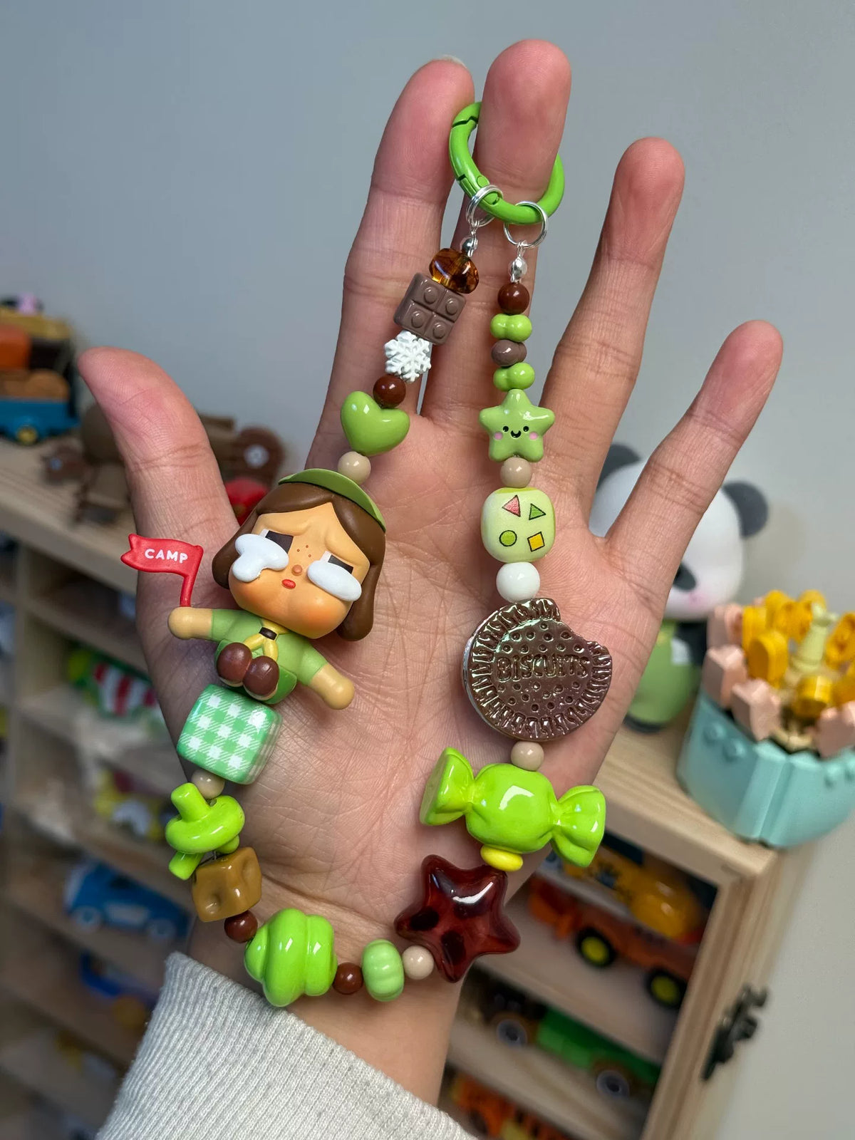 Handgefertigter Telefonanhänger mit weinendem Mädchen und Candy-Perlen
