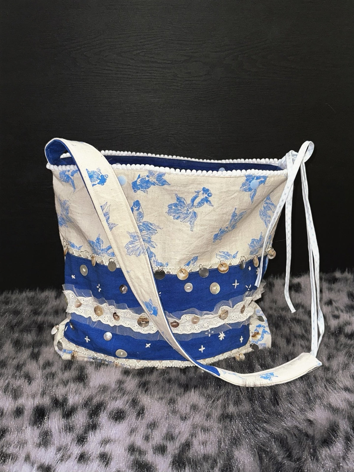 Handgewebte Baumwoll-Schultertasche mit Goldfisch-Print
