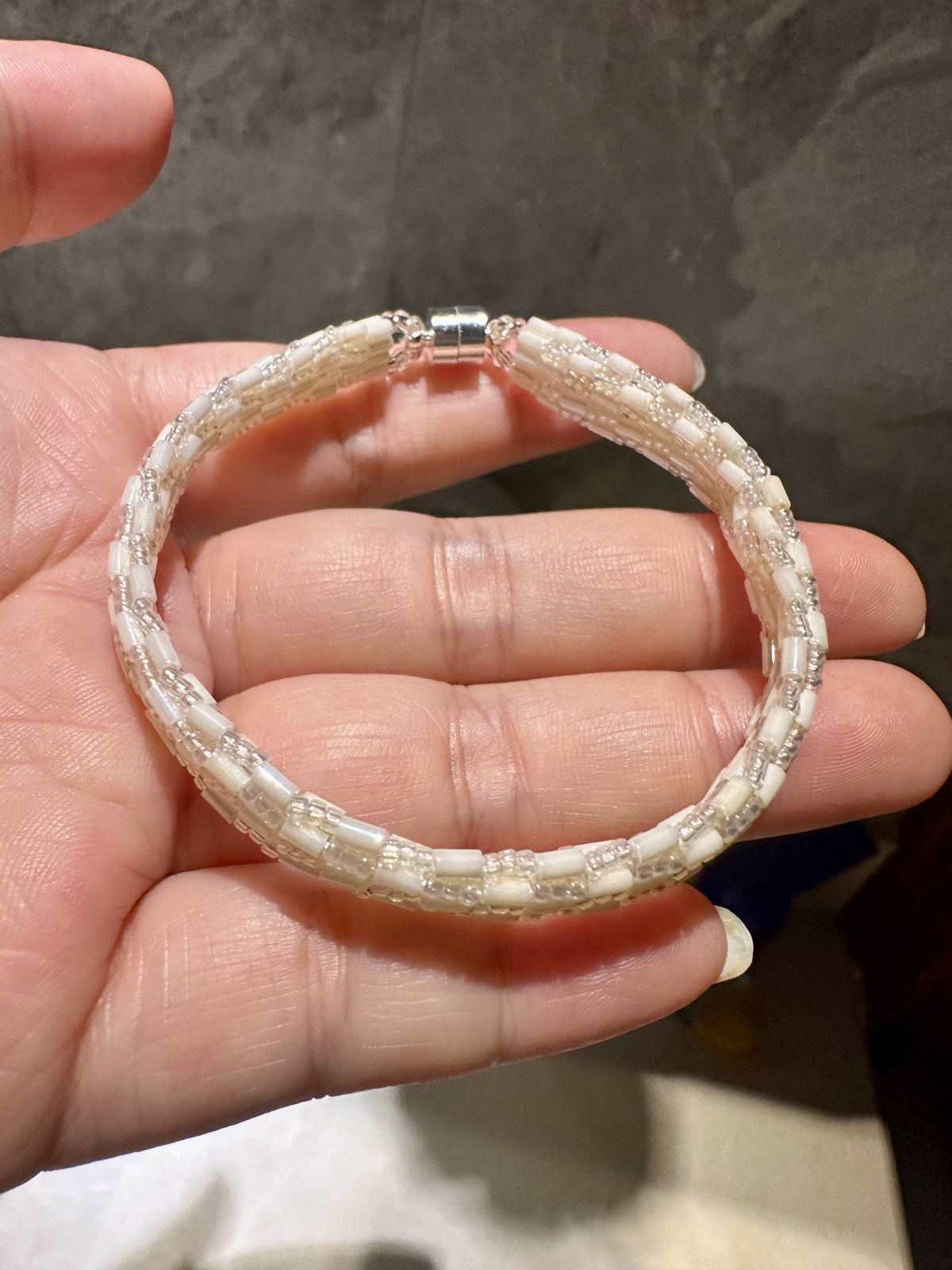 Perlenarmband in Perlweiß mit Magnetverschluss