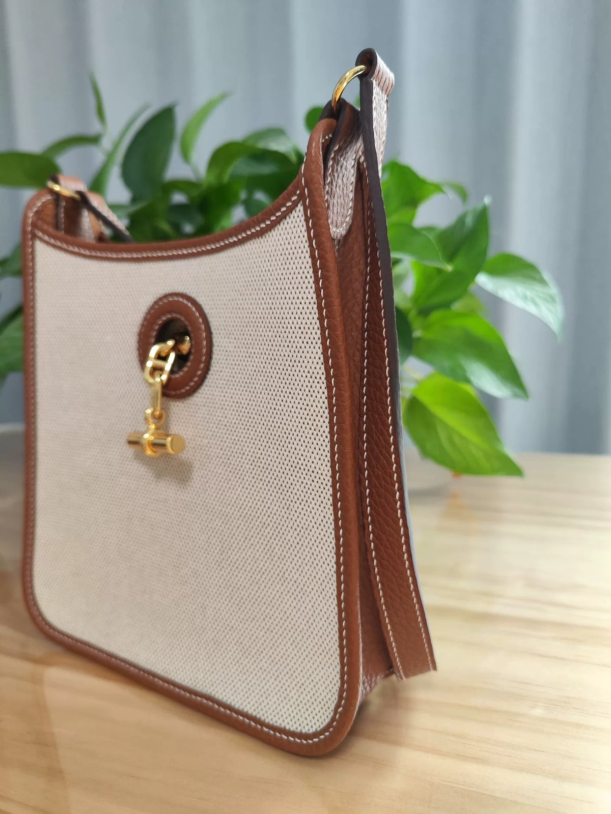 Handgefertigte Schultertasche aus beigem Canvas und Leder