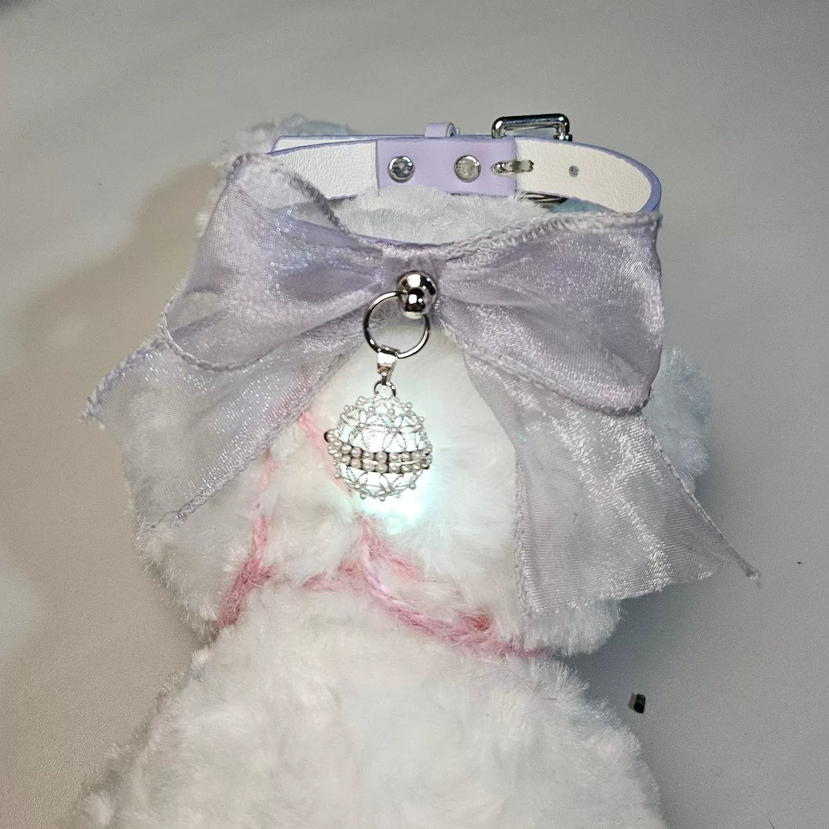 Collare in pelle lilla con fiocco in organza
