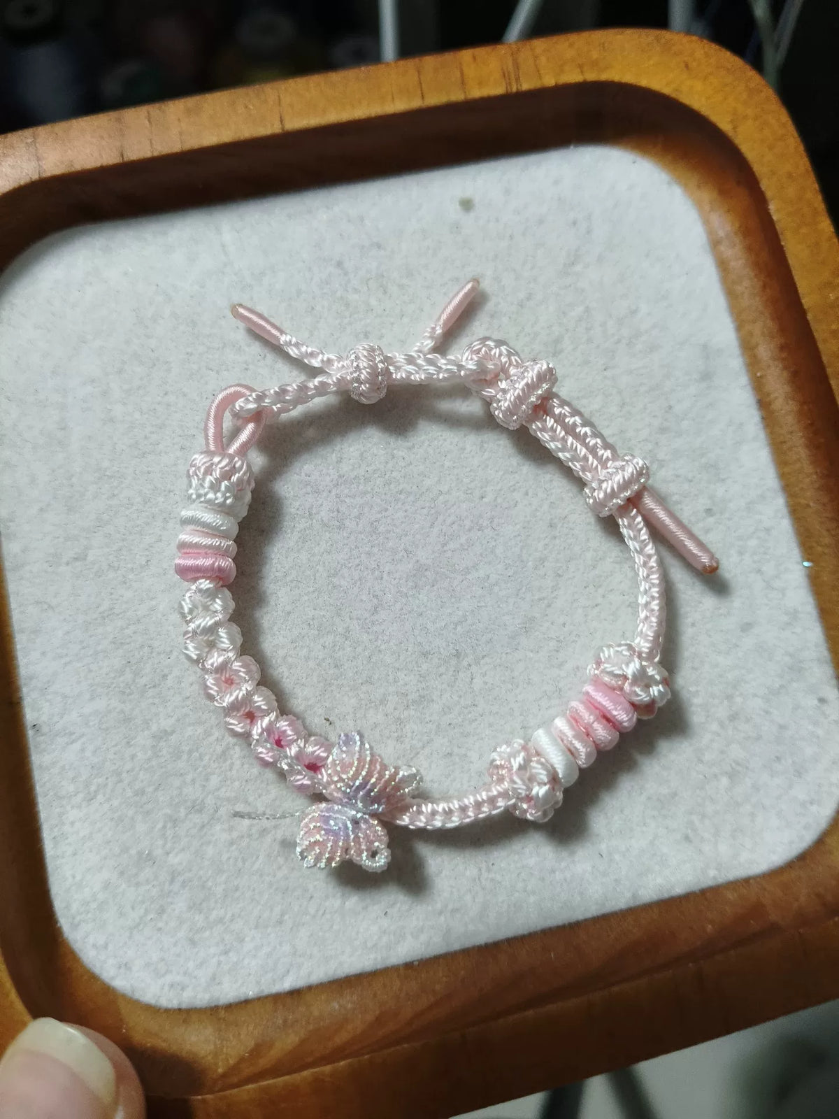 Pulseira Trançada à Mão Rosa e Branco com Pingente de Borboleta