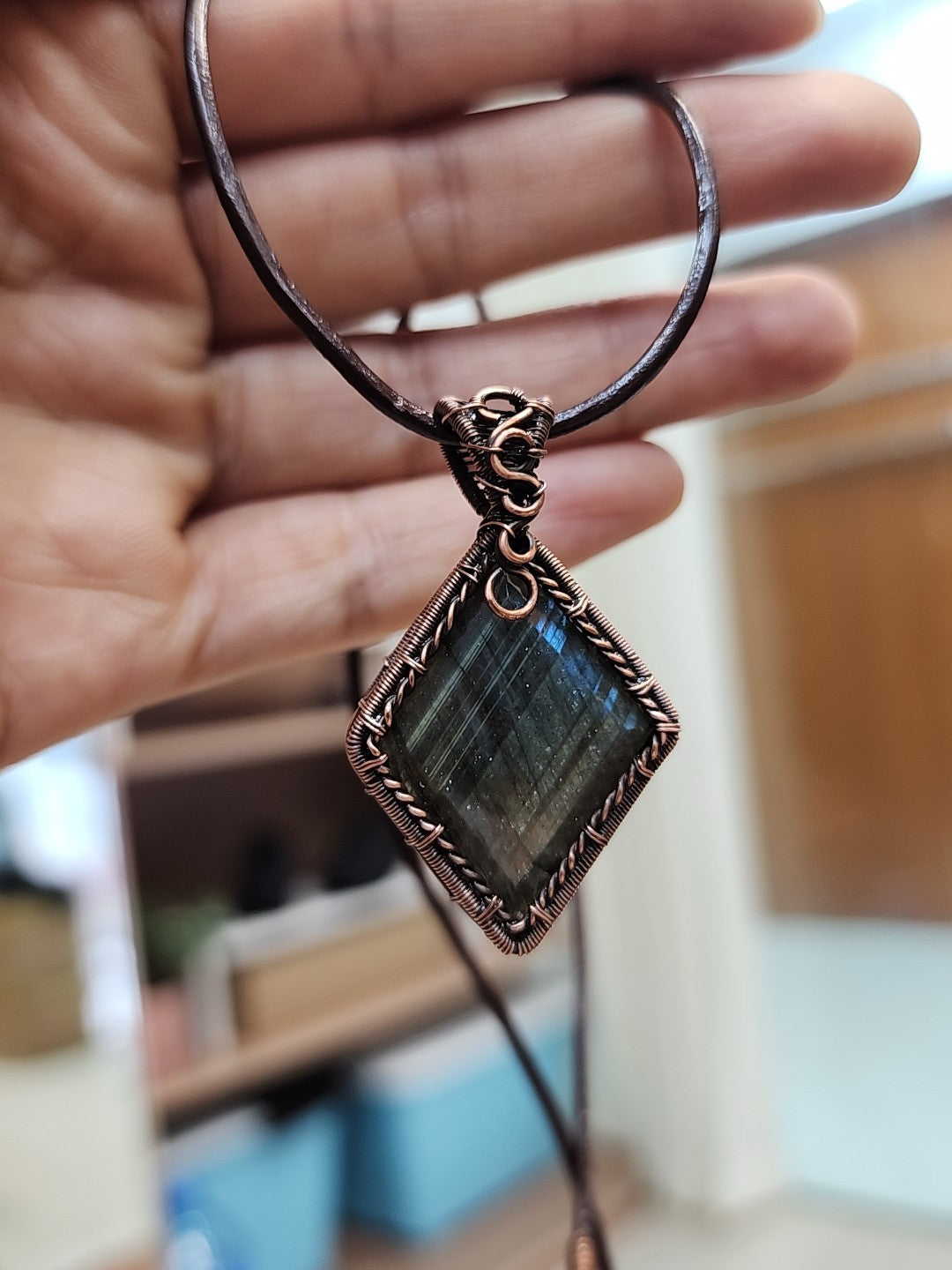 Pendente de Labradorite em Cobre Enrolado