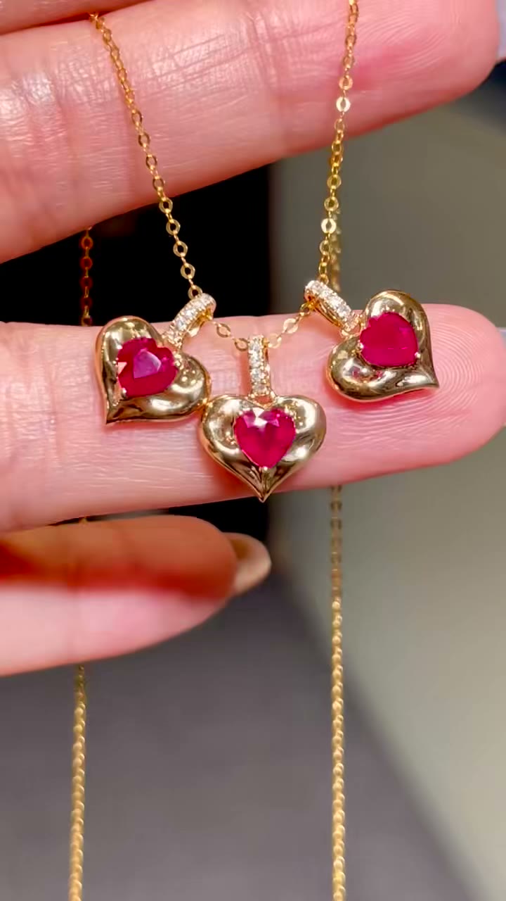 Conjunto de Colar com Pingente e Brincos em Coração Dourado 18k