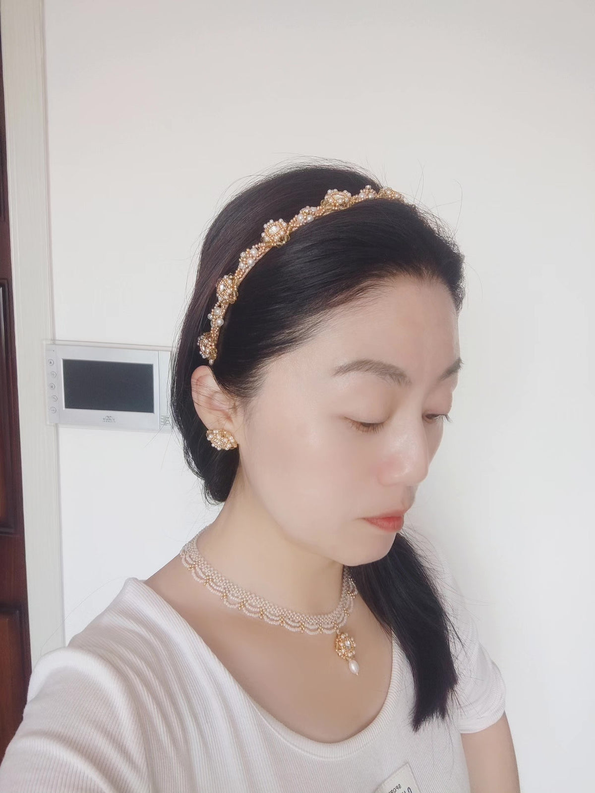 Ensemble bandeau, boucles d'oreilles et collier de perles vintage