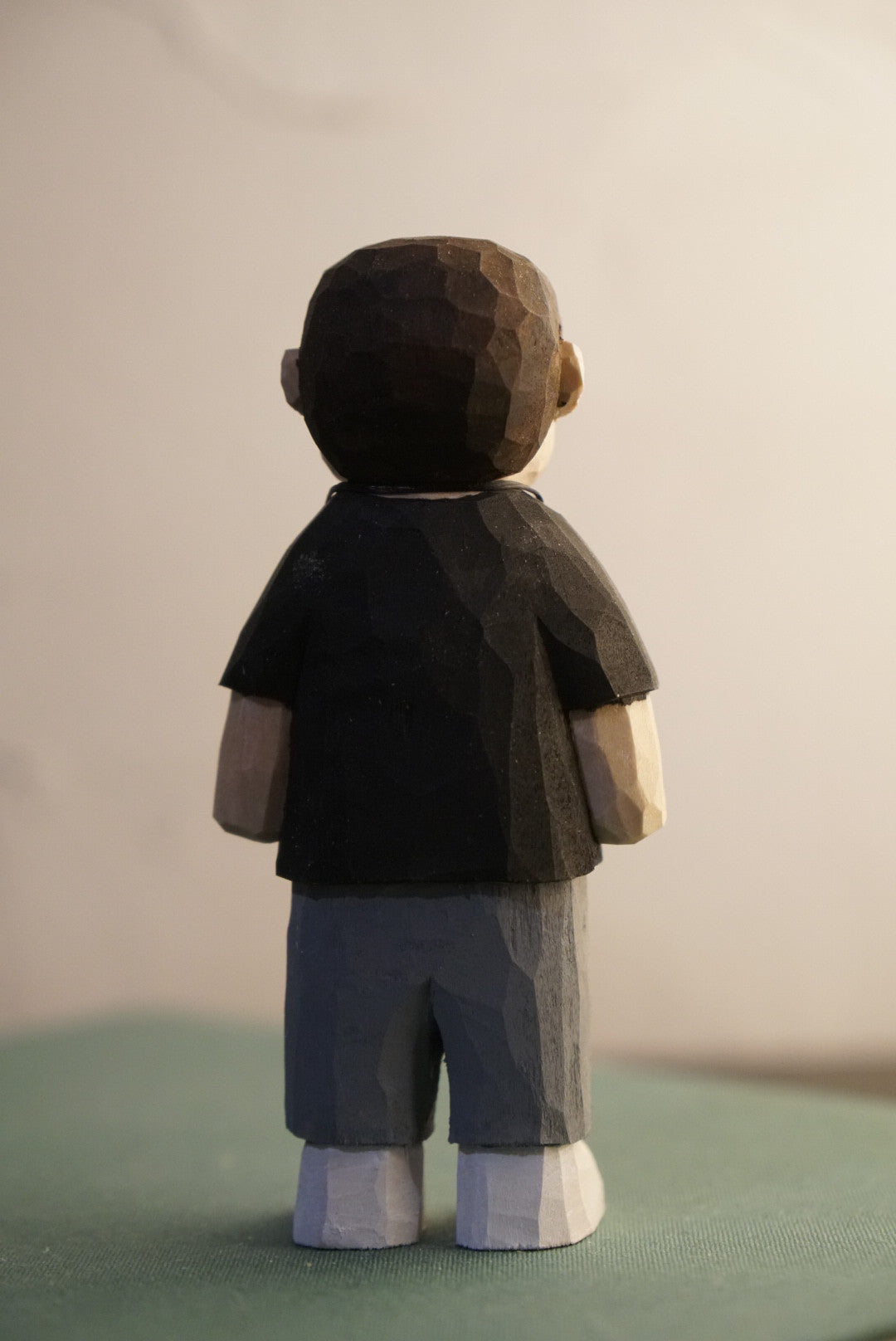 Handgeschnitzte Holzfigur mit Kamera