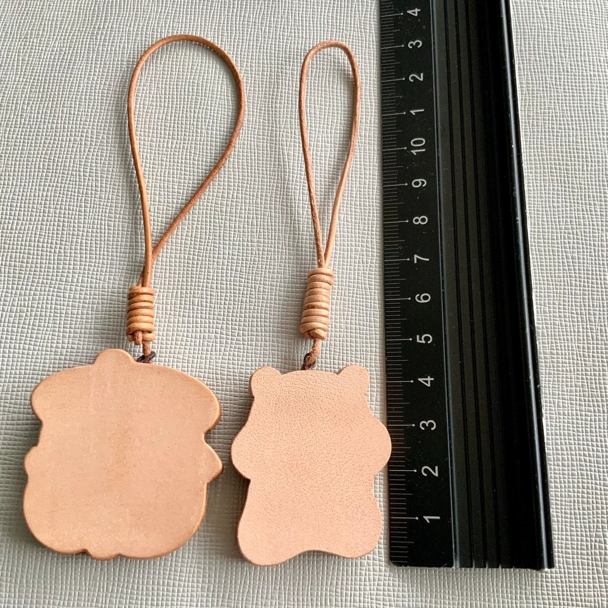 Charm de Couro de Esquilo e Bolota Esculpido à Mão