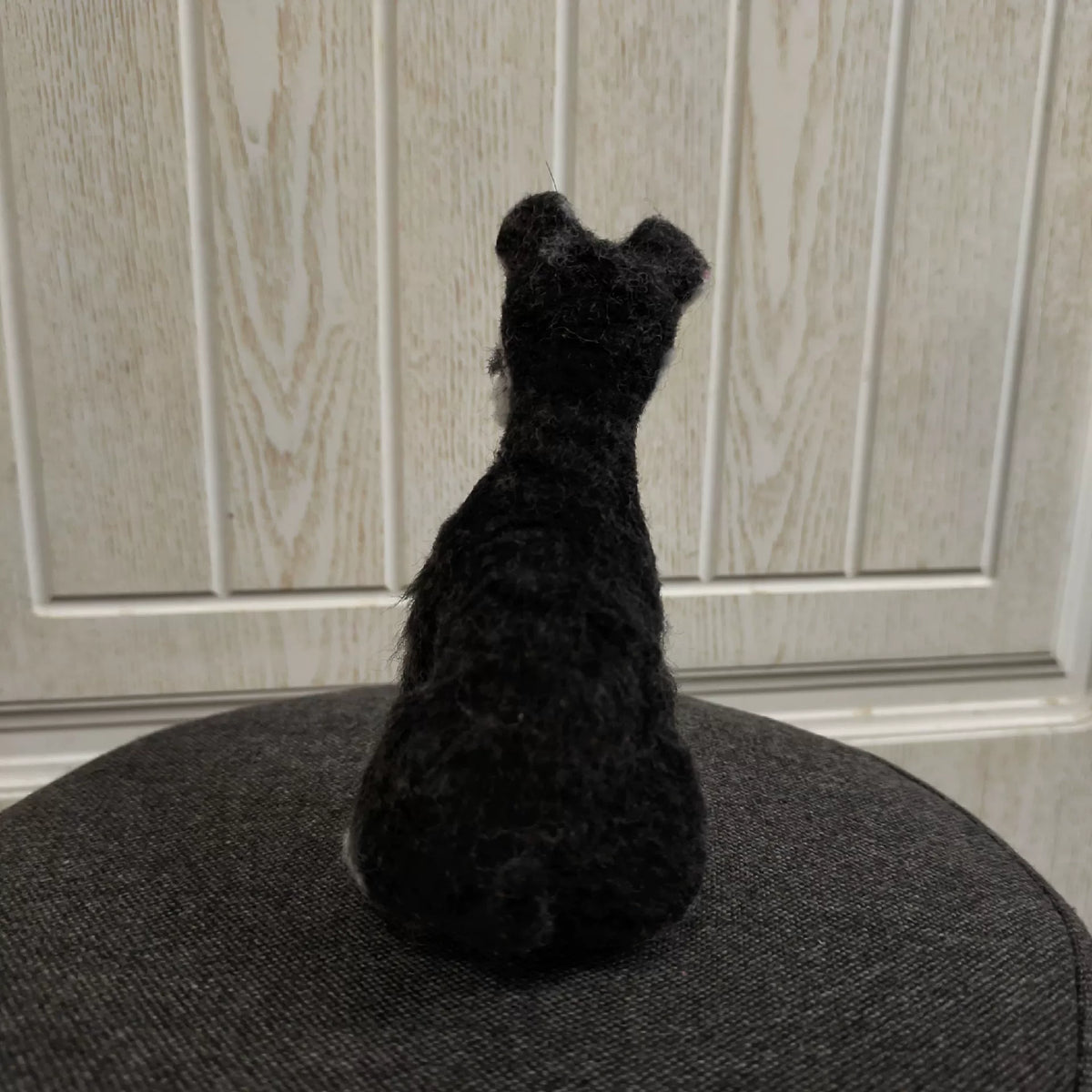 Handgefertigte schwarze Schnauzer-Puppenfigur aus Wollfilz