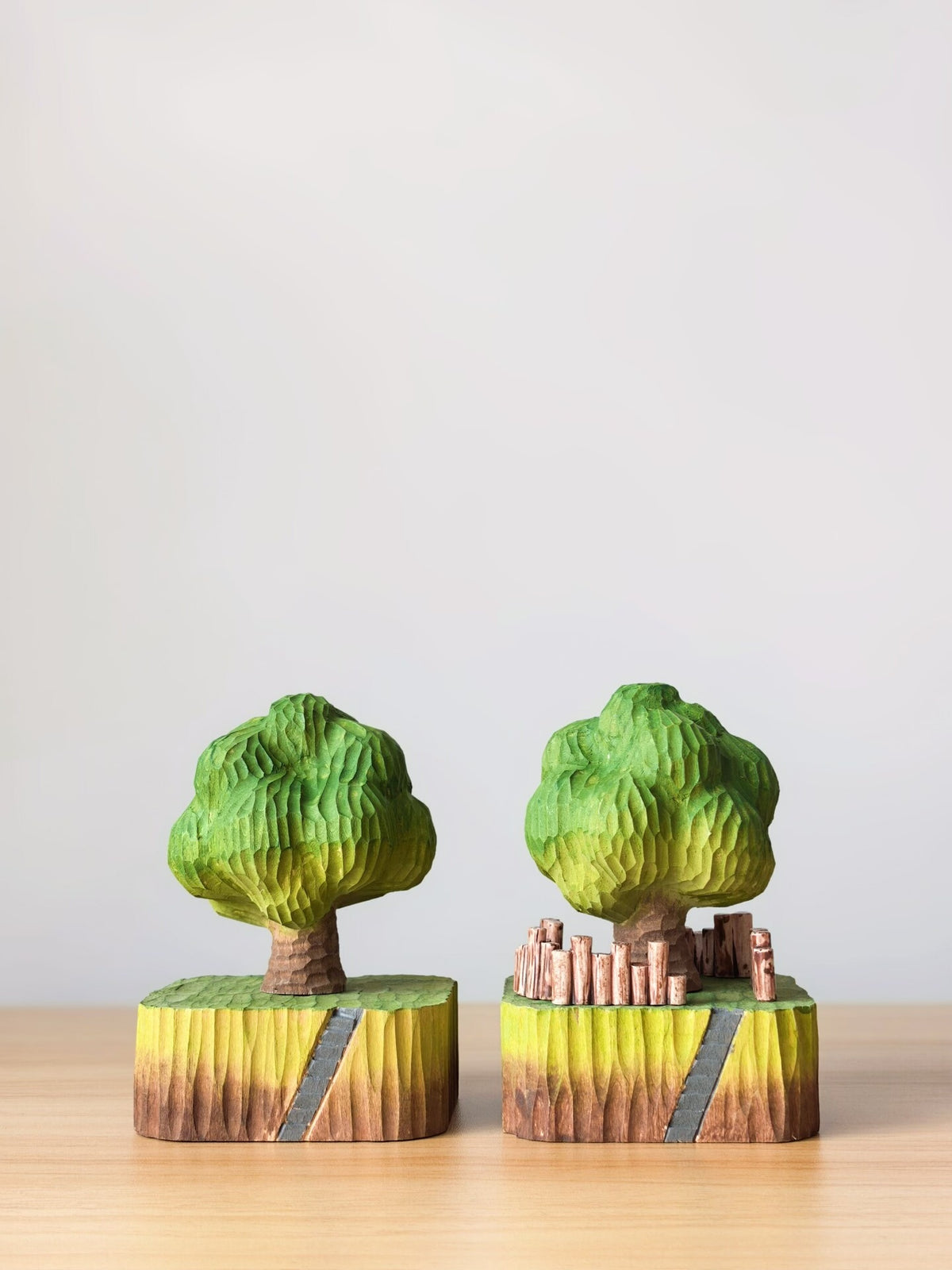 Handgemaakte houten boomfiguur met magnetische basis