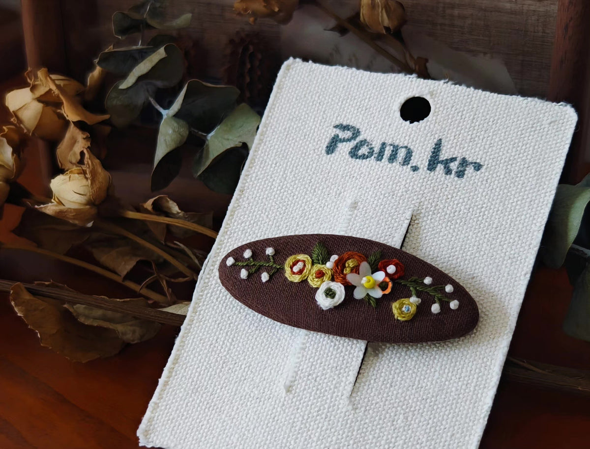 Gampa de Cabelo Floral Bordada em Castanho Escuro