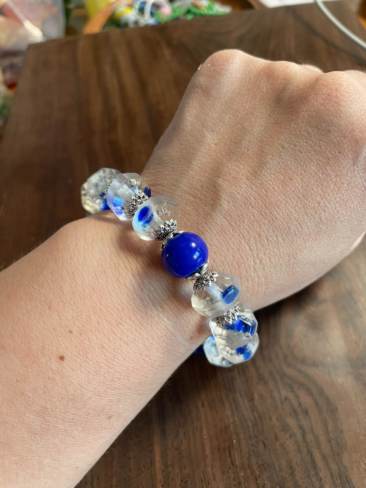 Facettiertes Glasperlenarmband Blau Floral