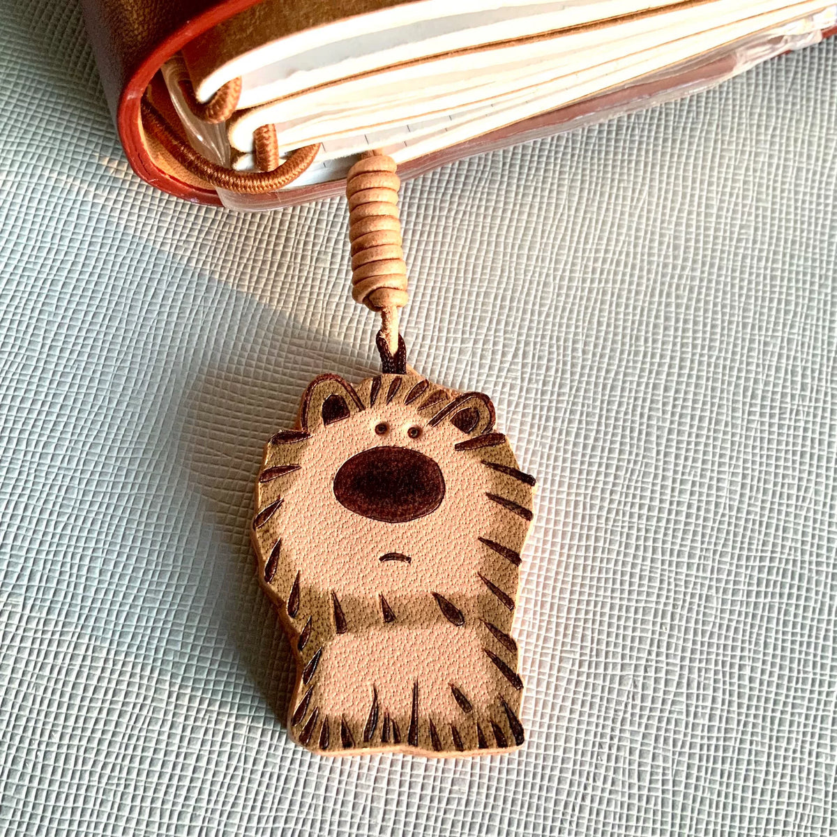 Ensemble de charms en cuir Chien et Hérisson