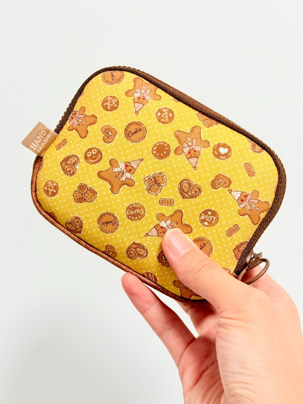 Pochette con zip gialla a strato singolo con omini di pan di zenzero