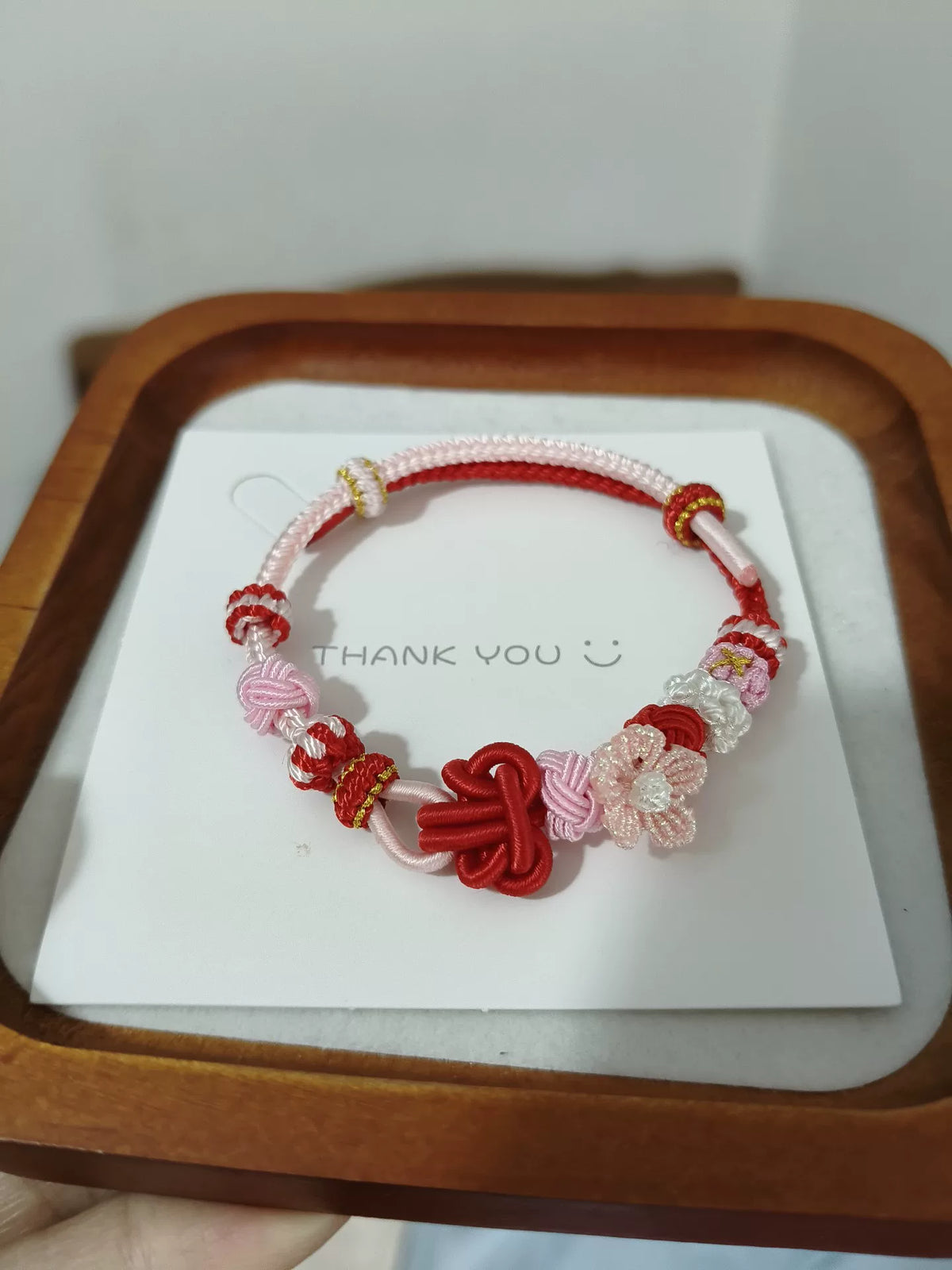 Pulsera de Nudo de Flor Roja y Rosa Trenzada a Mano