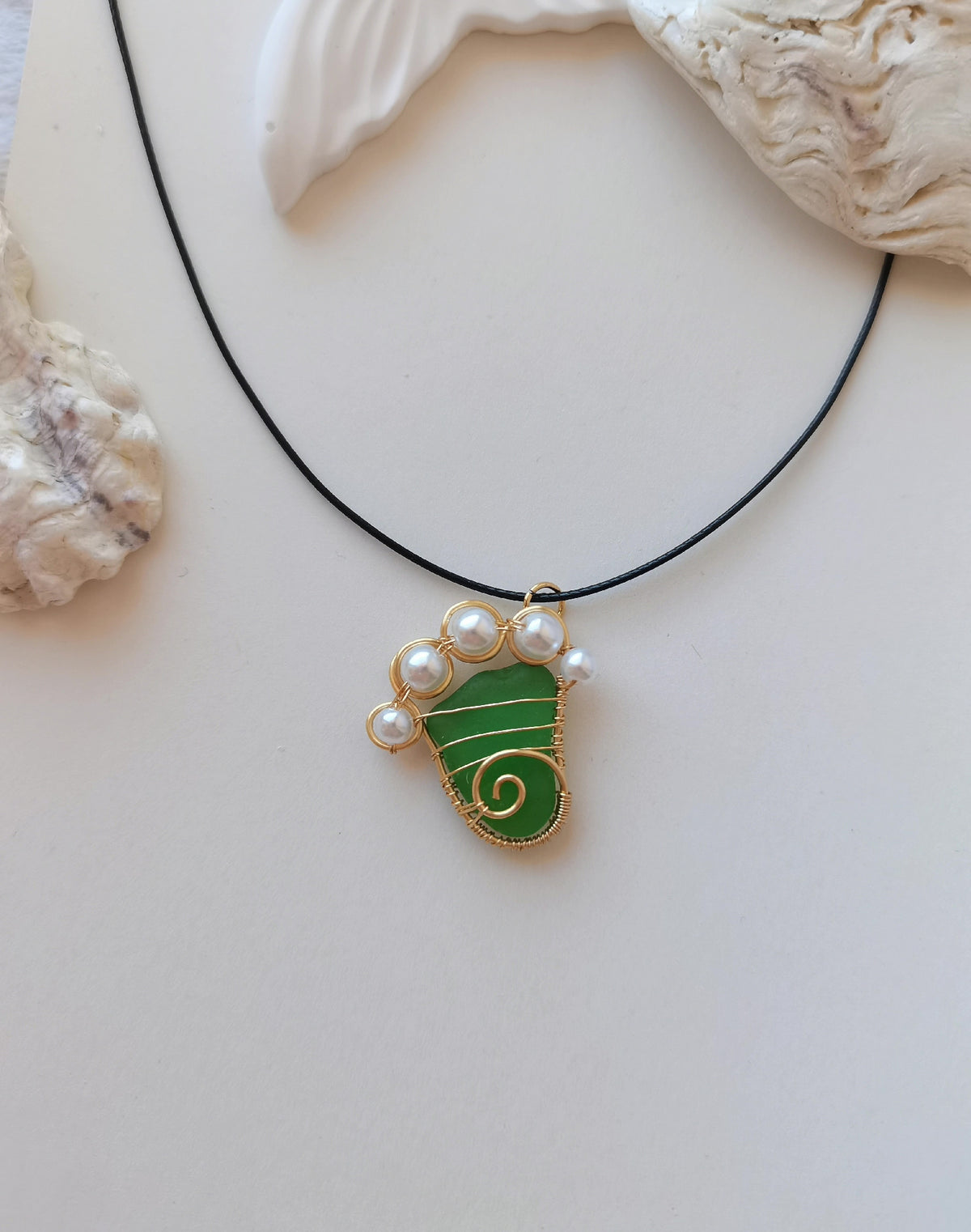 Hangerketting met smaragdgroen zeeg en berenoot