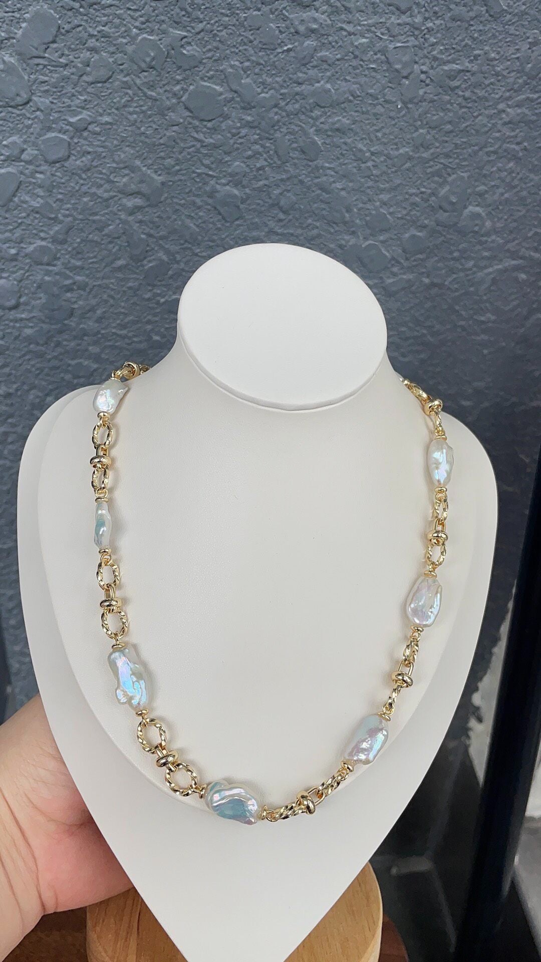 Collier chaîne en acier titane et perles baroques
