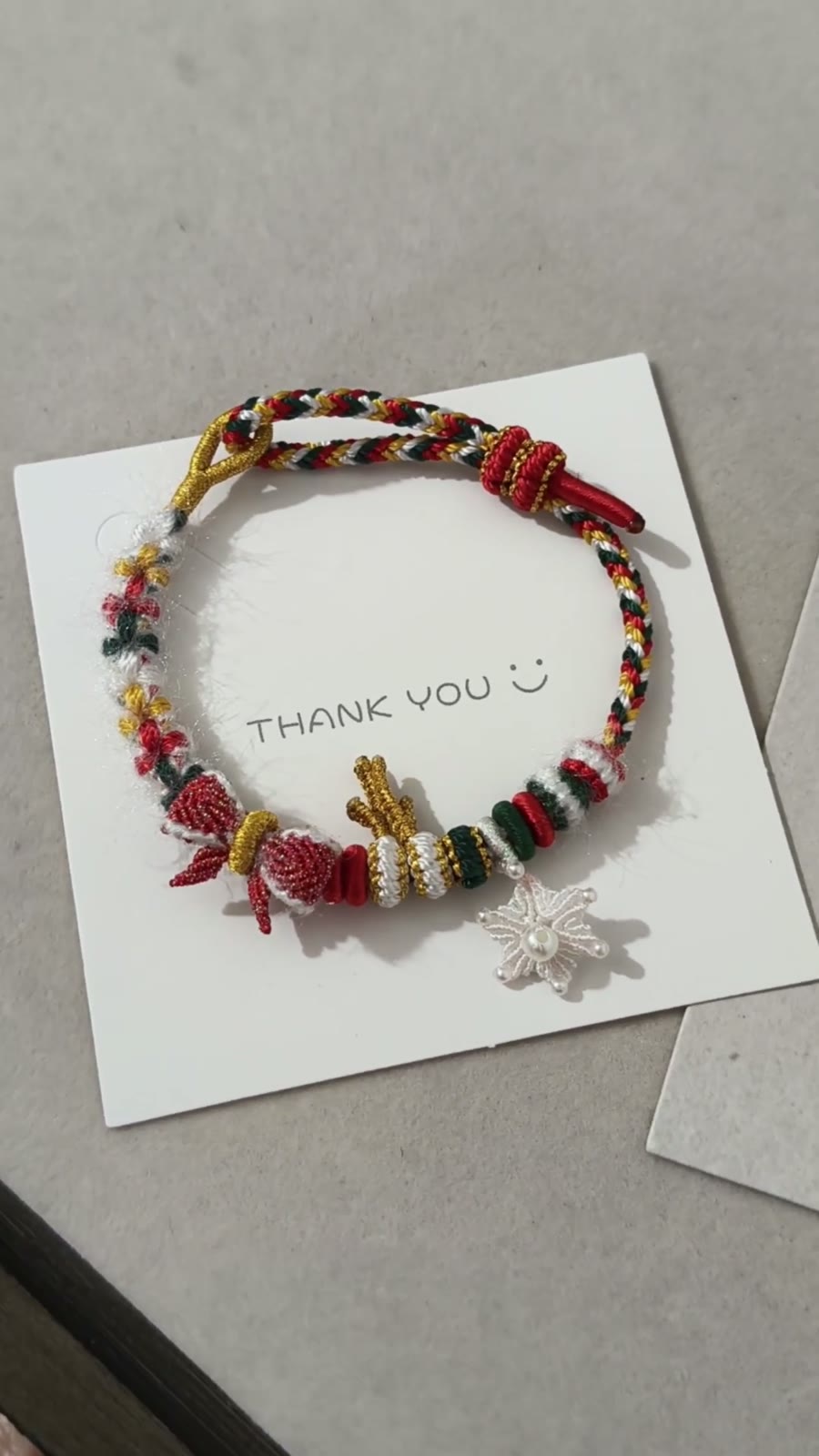 Handgevlochten Kerstomarmband Rood Goud Groen Wit