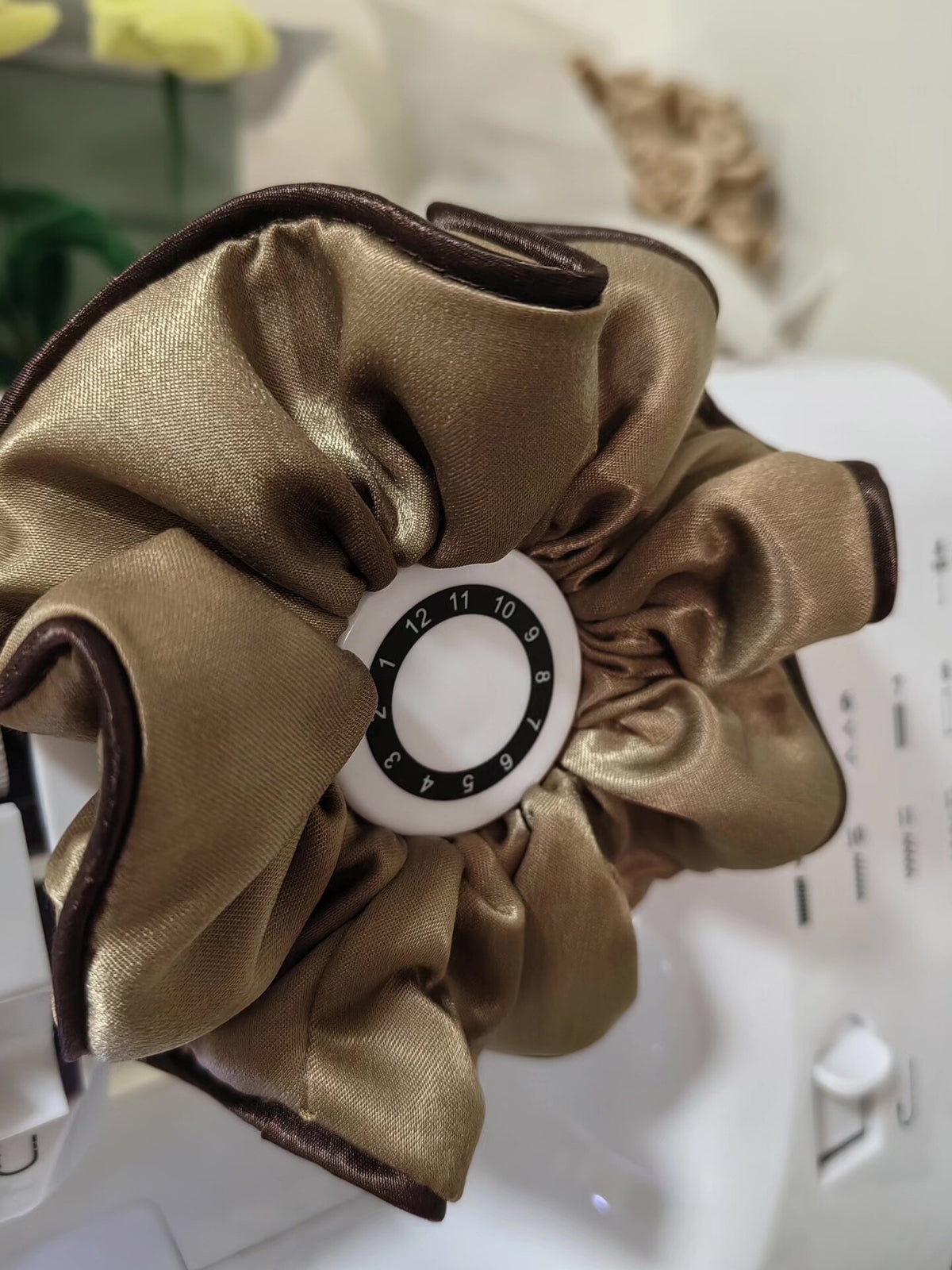 Bean Green Satijn Scrunchie met Chocolate Accent