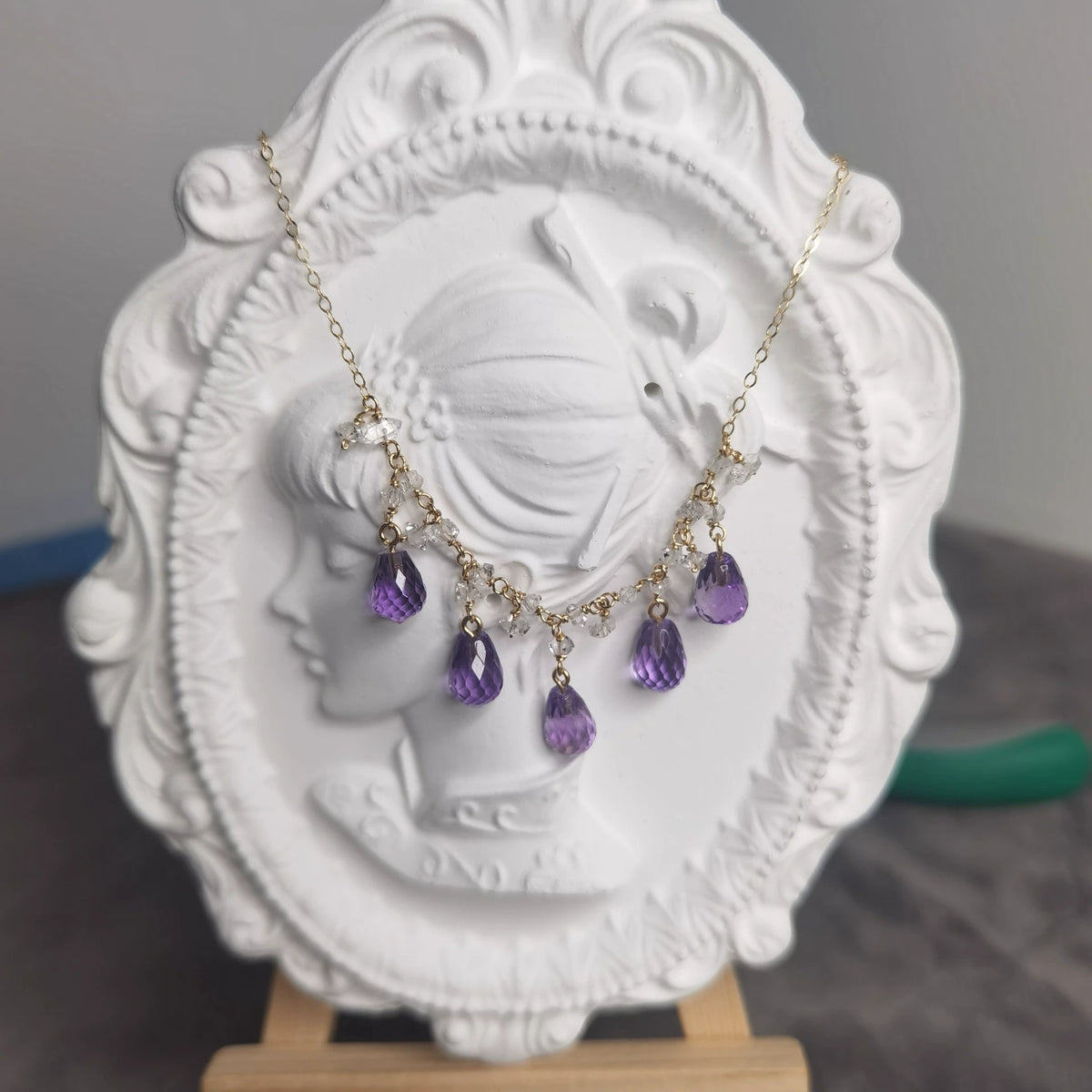 Halsband med ametist-ardroppar och Herkimer diamond