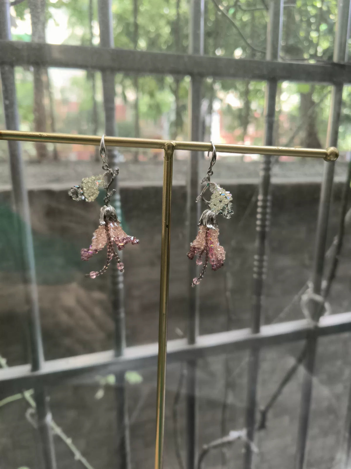 Brincos de Flores Móveis em Cristal Rosa