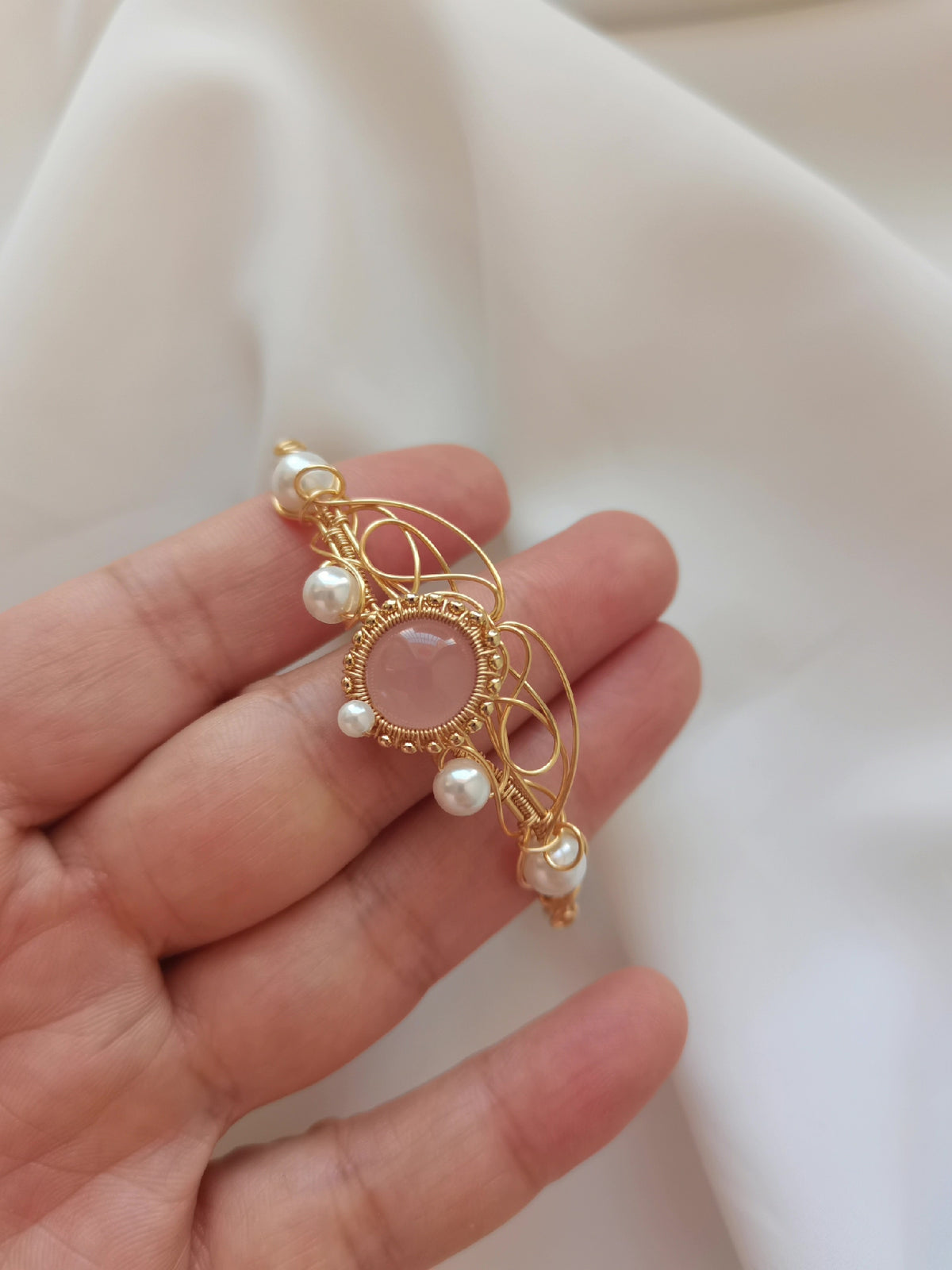 Pulseira de Quartzo Rosa com Fio Dourado