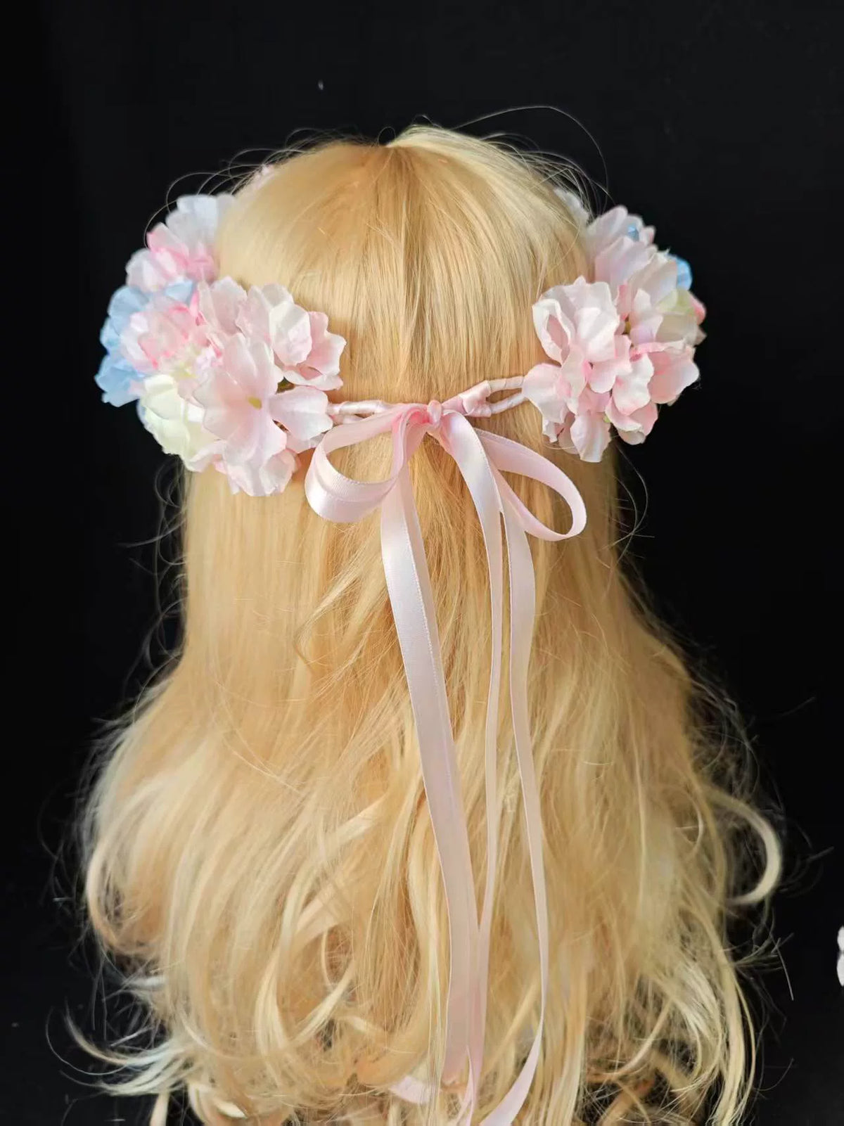 Handgjort blomsterkranspannband rosa blå vit