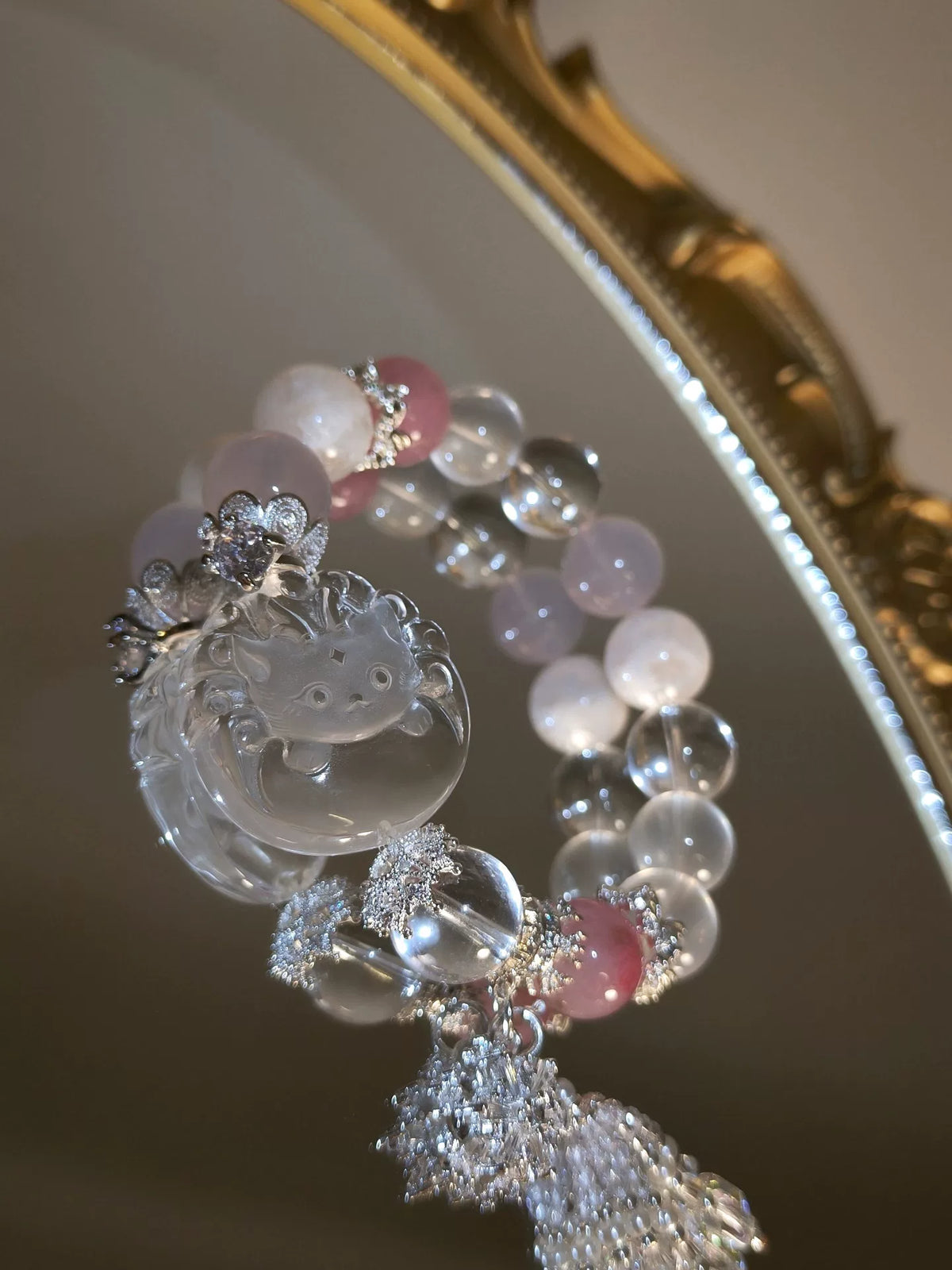 Bracelet en perles de quartz blanc avec dragon-renard sculpté