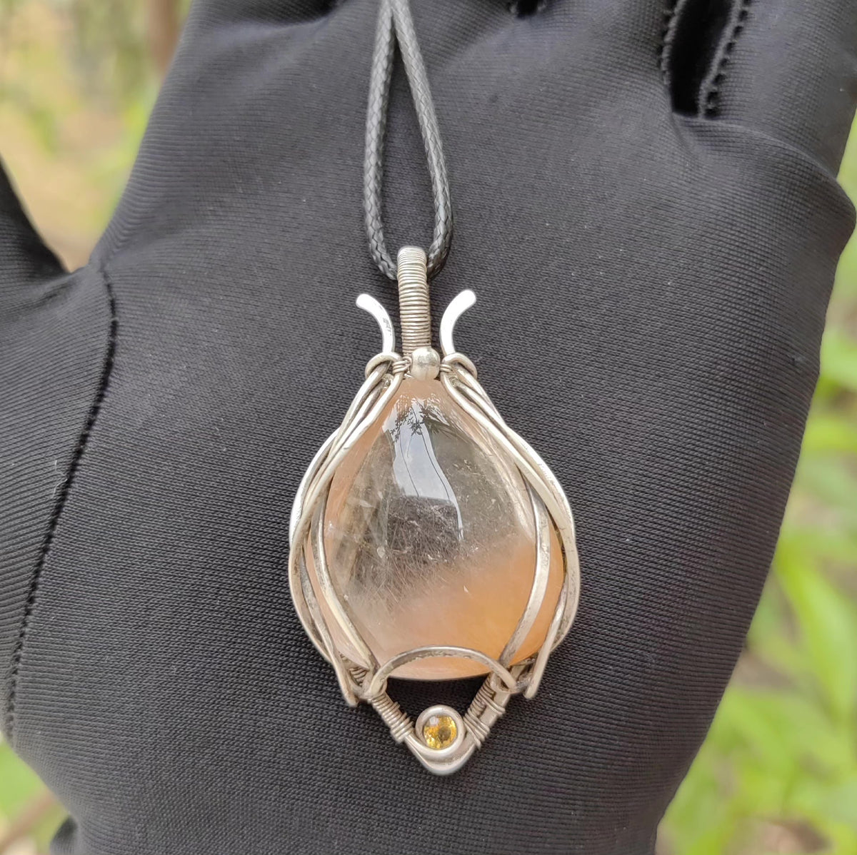 Pendentif en fil d'argent et quartz poils de lapin rose