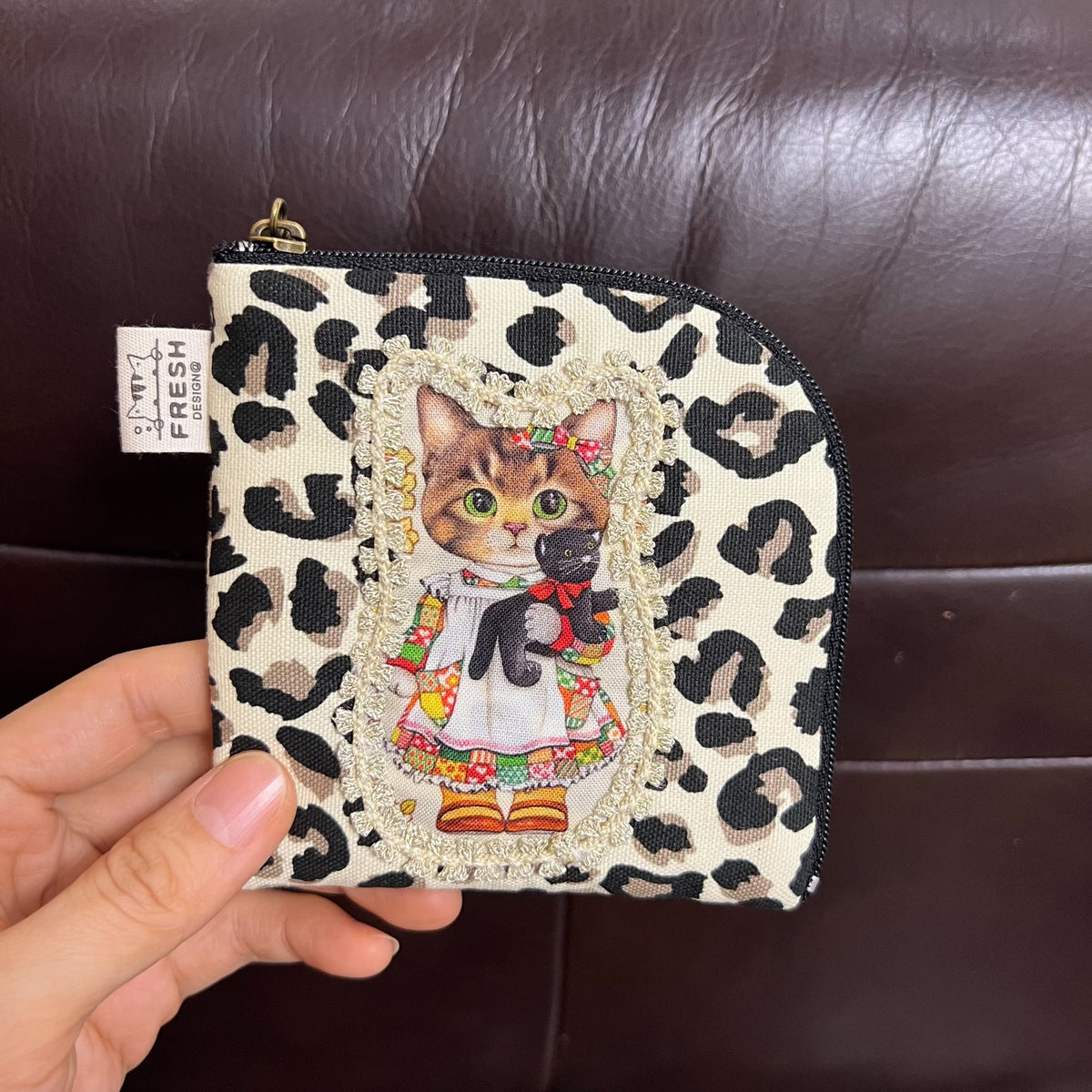 Kleines Canvas-Etui mit Leopardenmuster und Katzen-Applikation