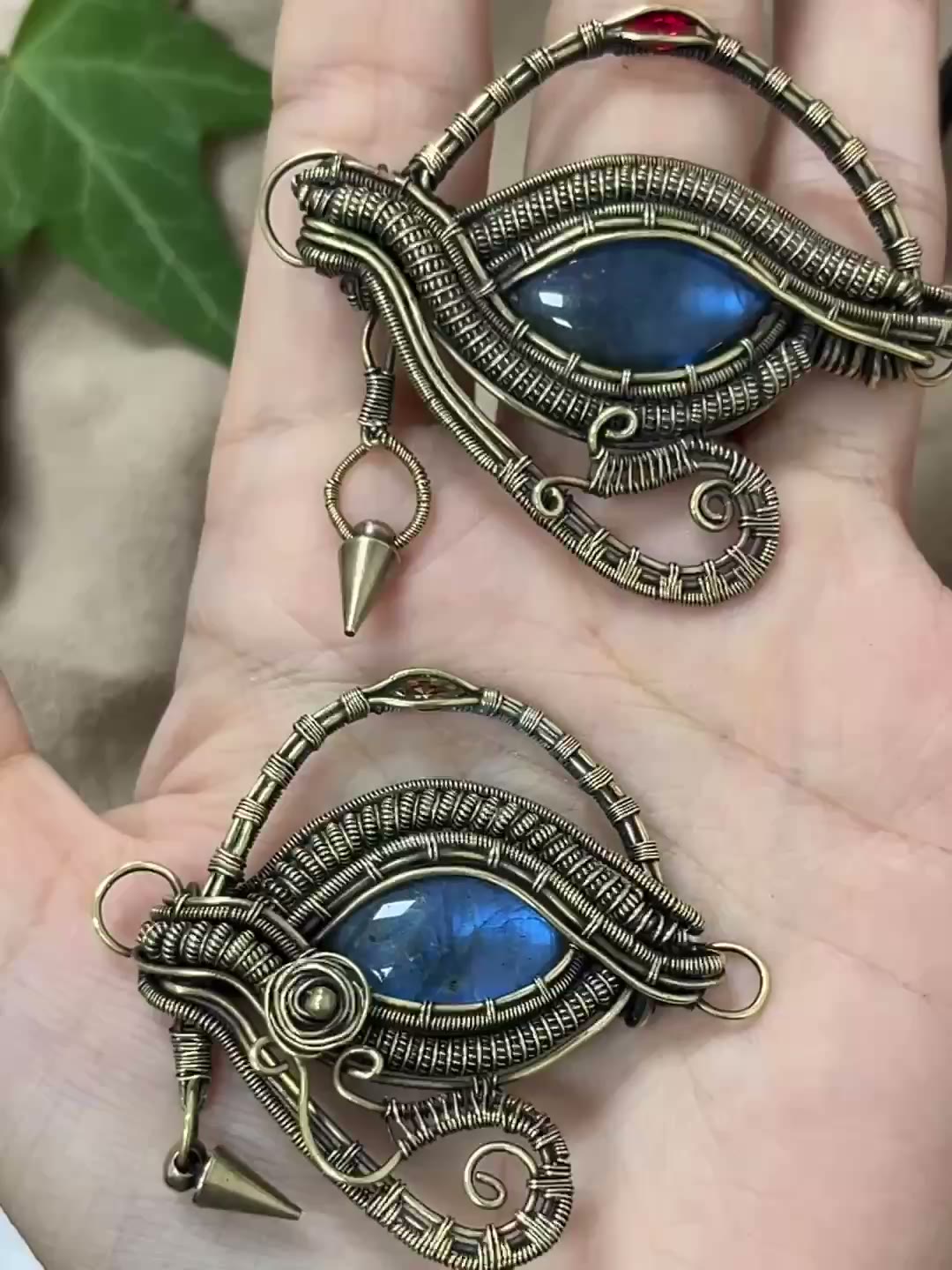 Pendent œil d'Horus en fil de cuivre