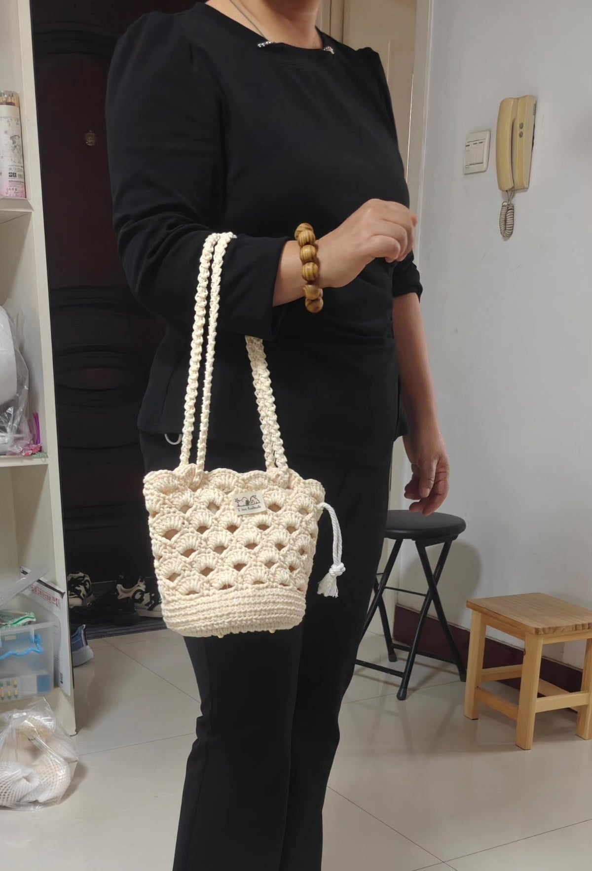 Handgehäkelte milchweiße Baumwolltasche mit durchbrochenem Fächermuster