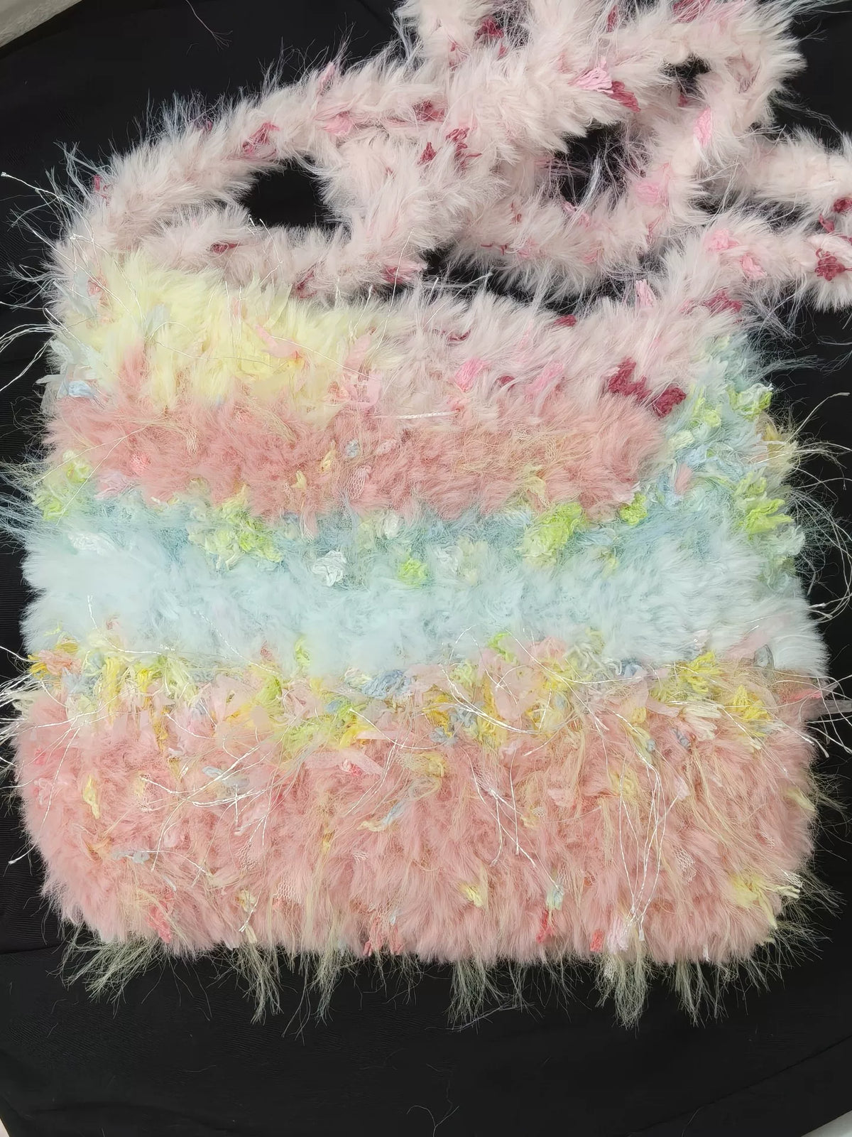 Handgefertigte Schultertasche aus Pastell-Patchwork-Garn