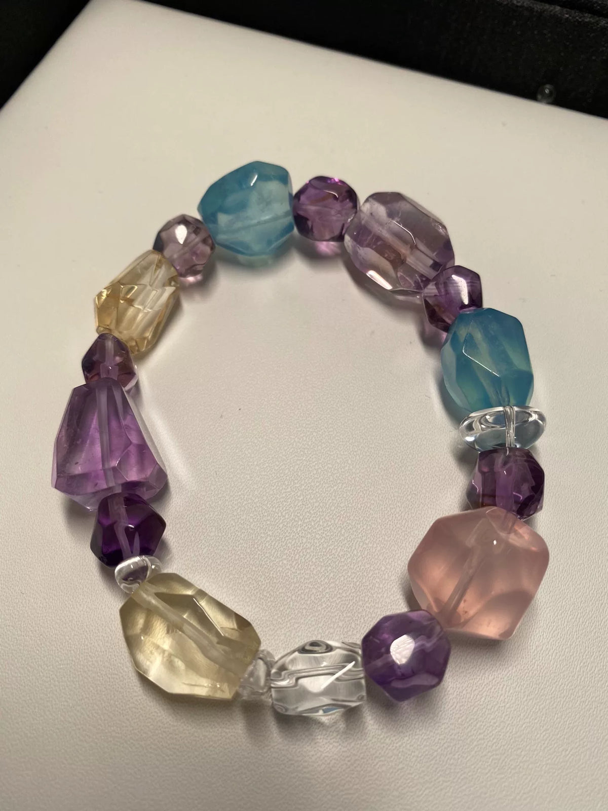 Bracelet en cristal aux pierres naturelles de taille libre
