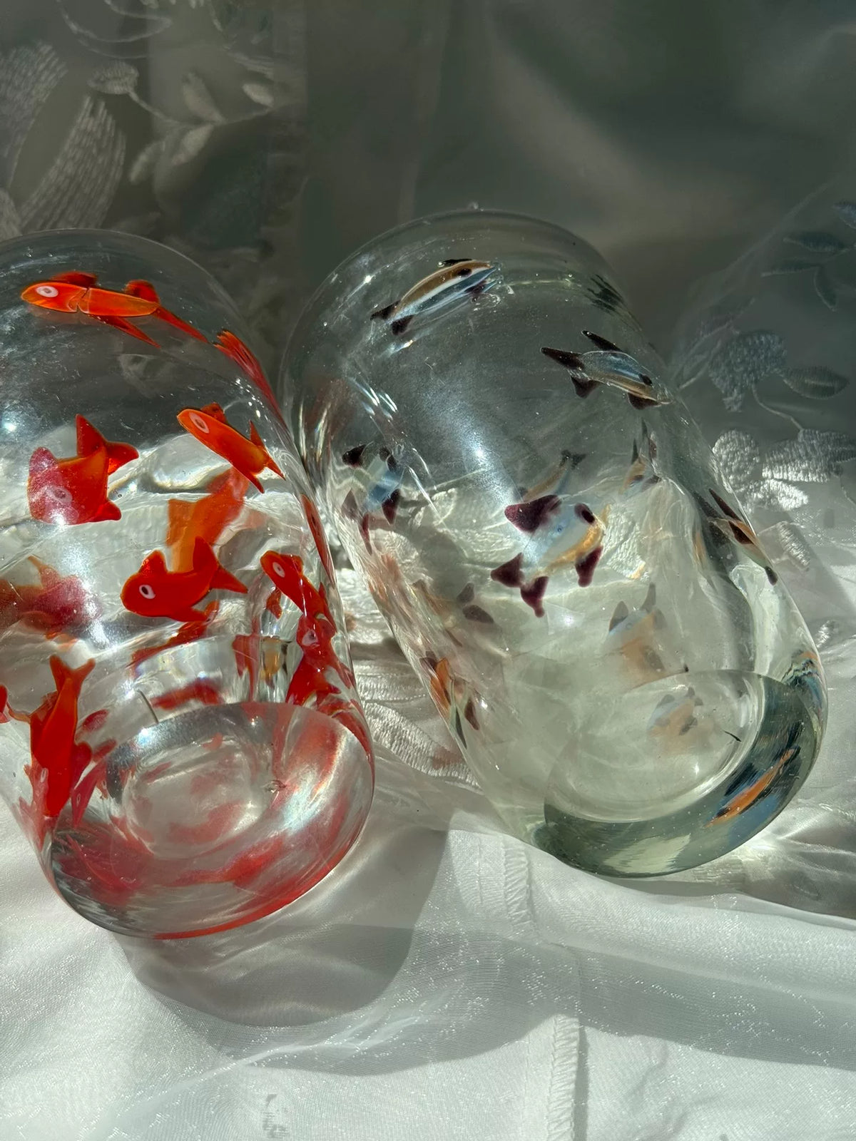 Vintage glazen vis-tumbler met rode rand