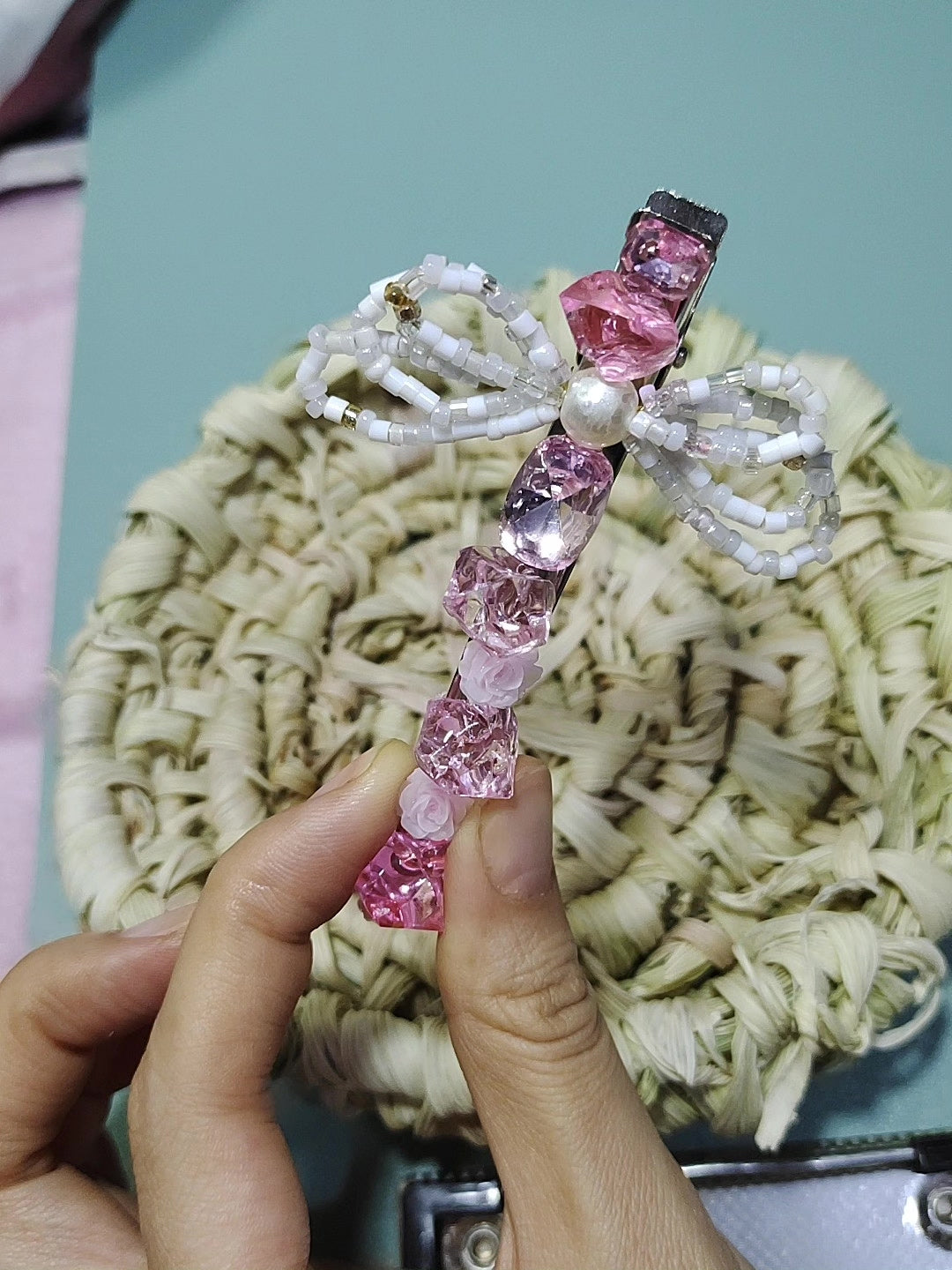 Handgakte roze strik parel haarspeld met kralen