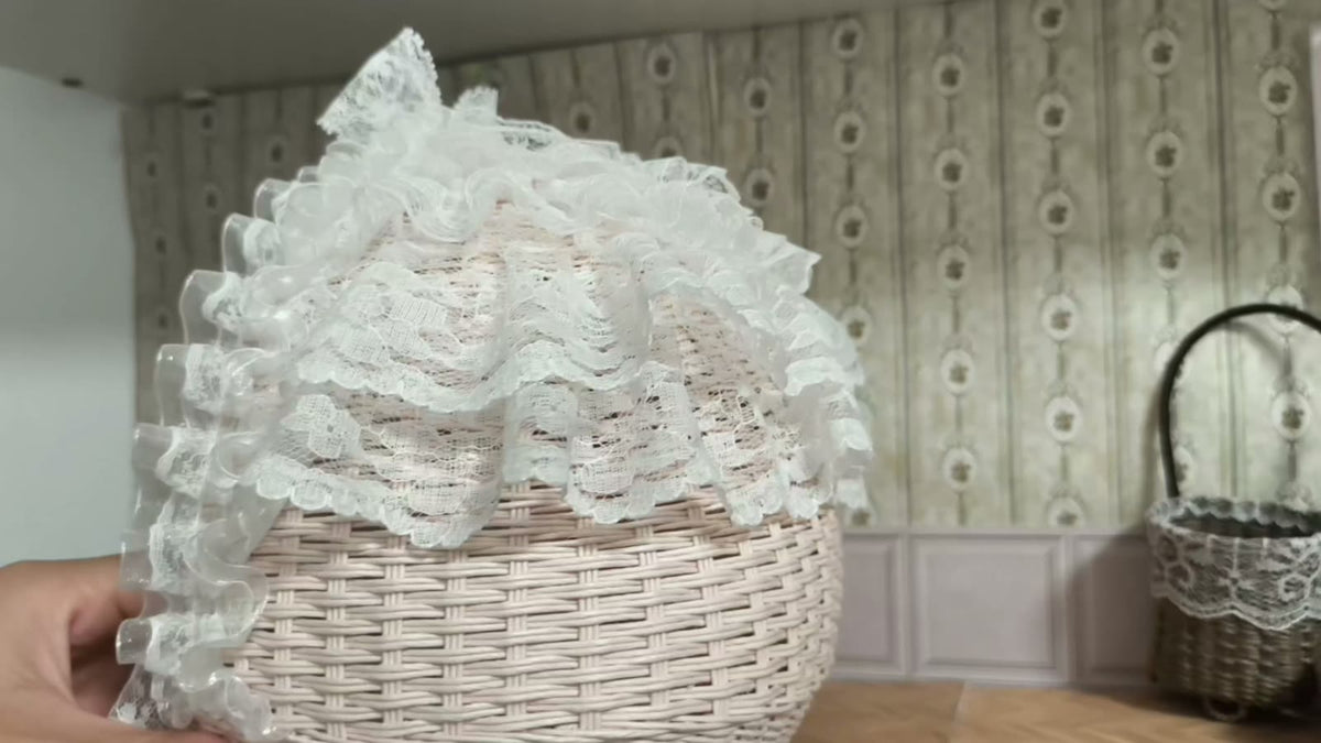 Miniatur-gewebte Rattan-Wiege mit Spitzenbaldachin