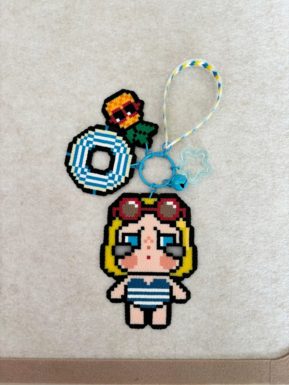 Ensemble de porte-clés en feutrine fille pixel art