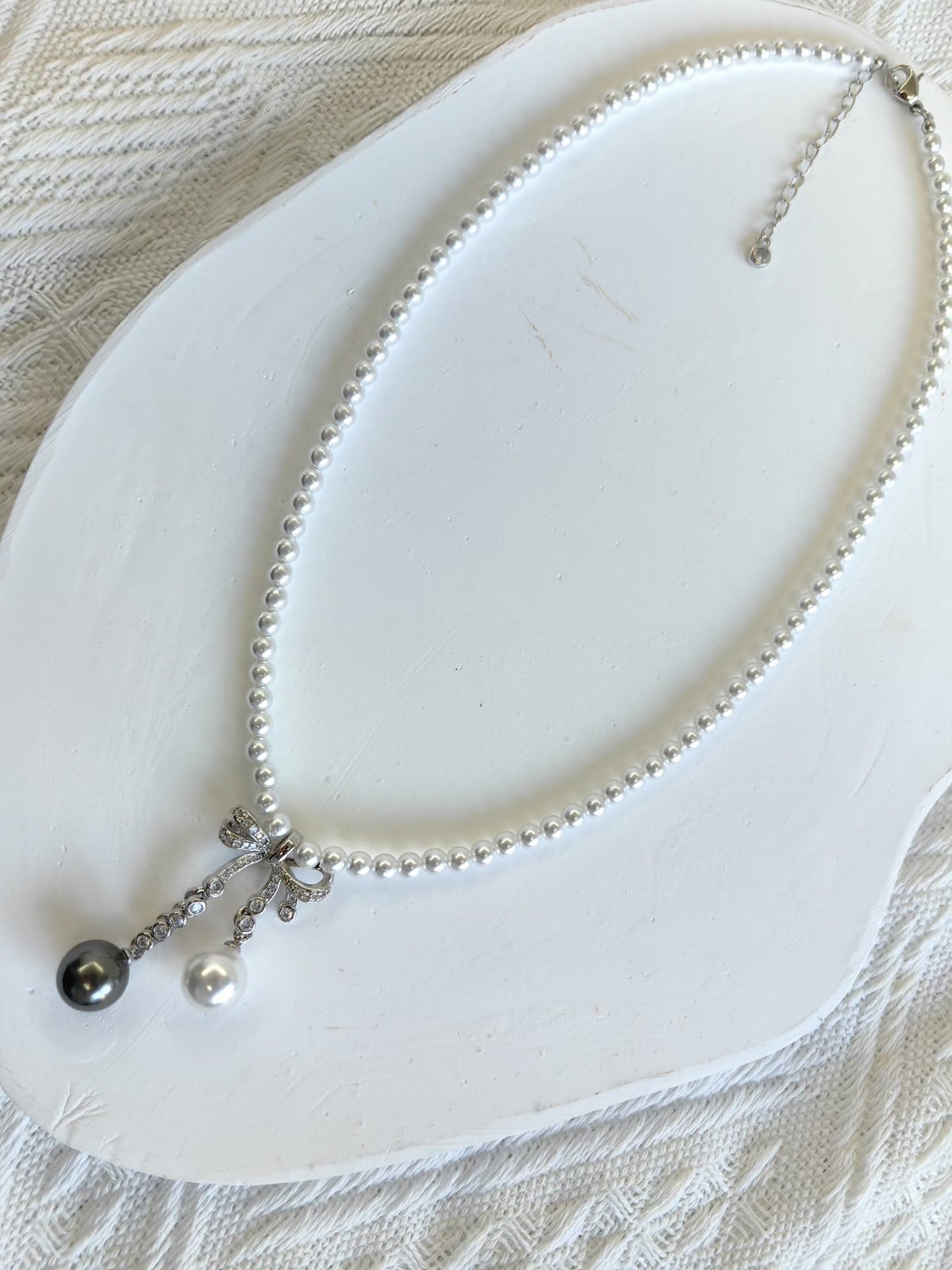 Collar de Pérolas com Pingente de Laço de Cristal Removível