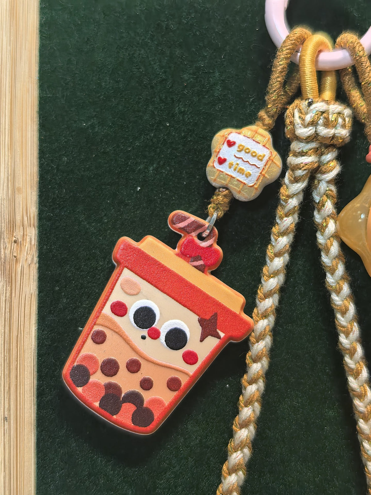 Pucky スター 編み込みスマホチャーム タッセル付き