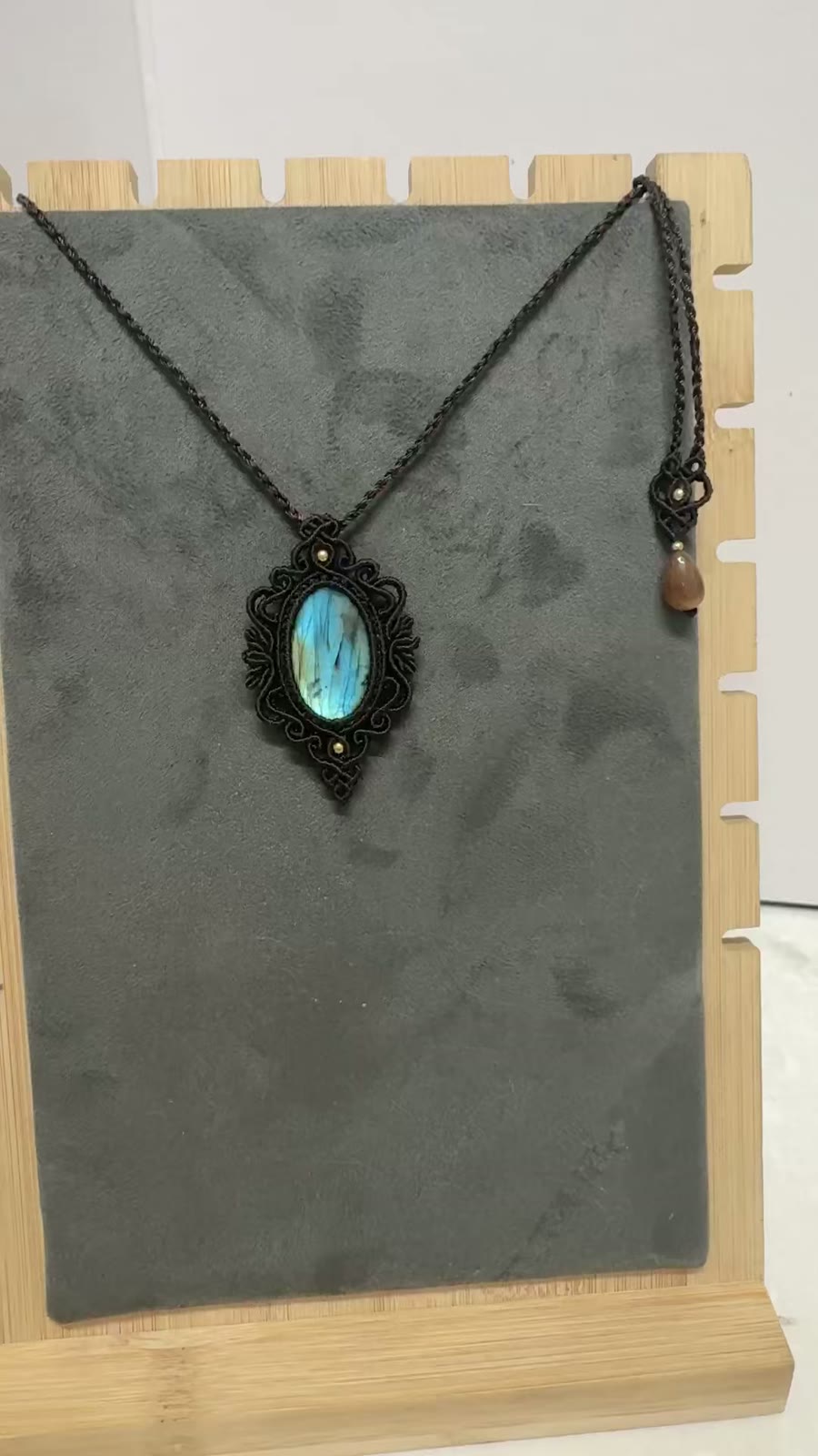 Handgjort labradorit-makraméhalsband svart snodd