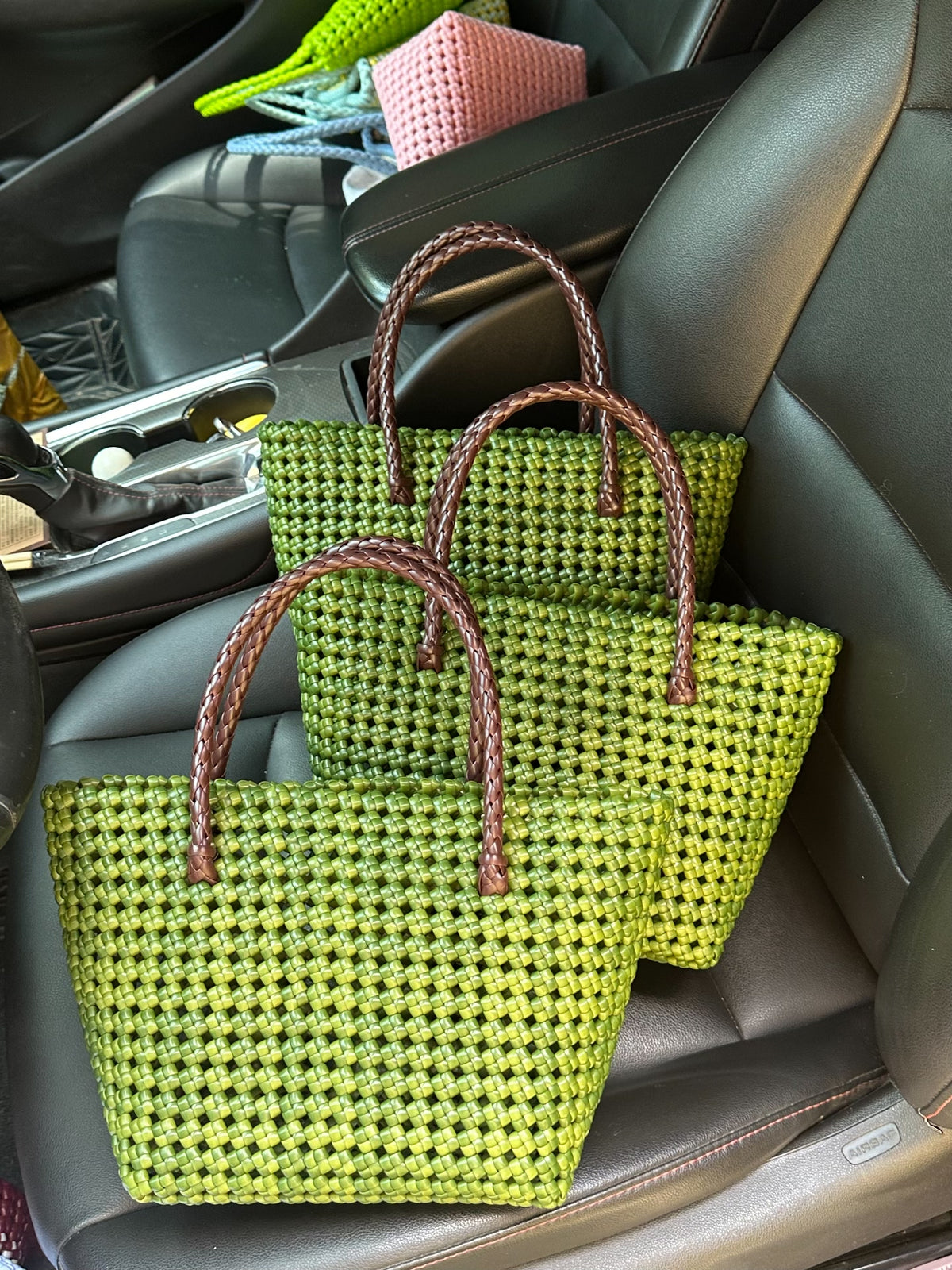 Handgewebte Rattan-Tasche in Grünverlauf