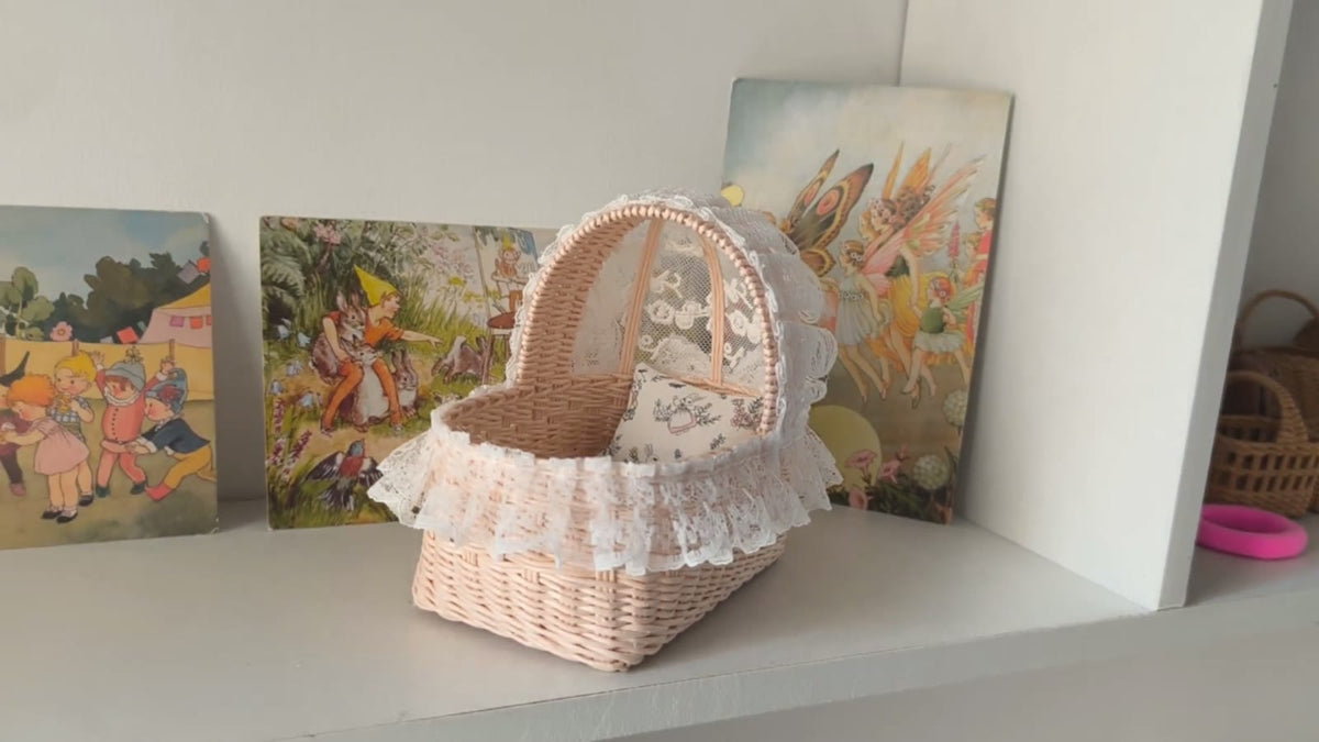 Berço em Miniatura de Vime Artesanal com Renda