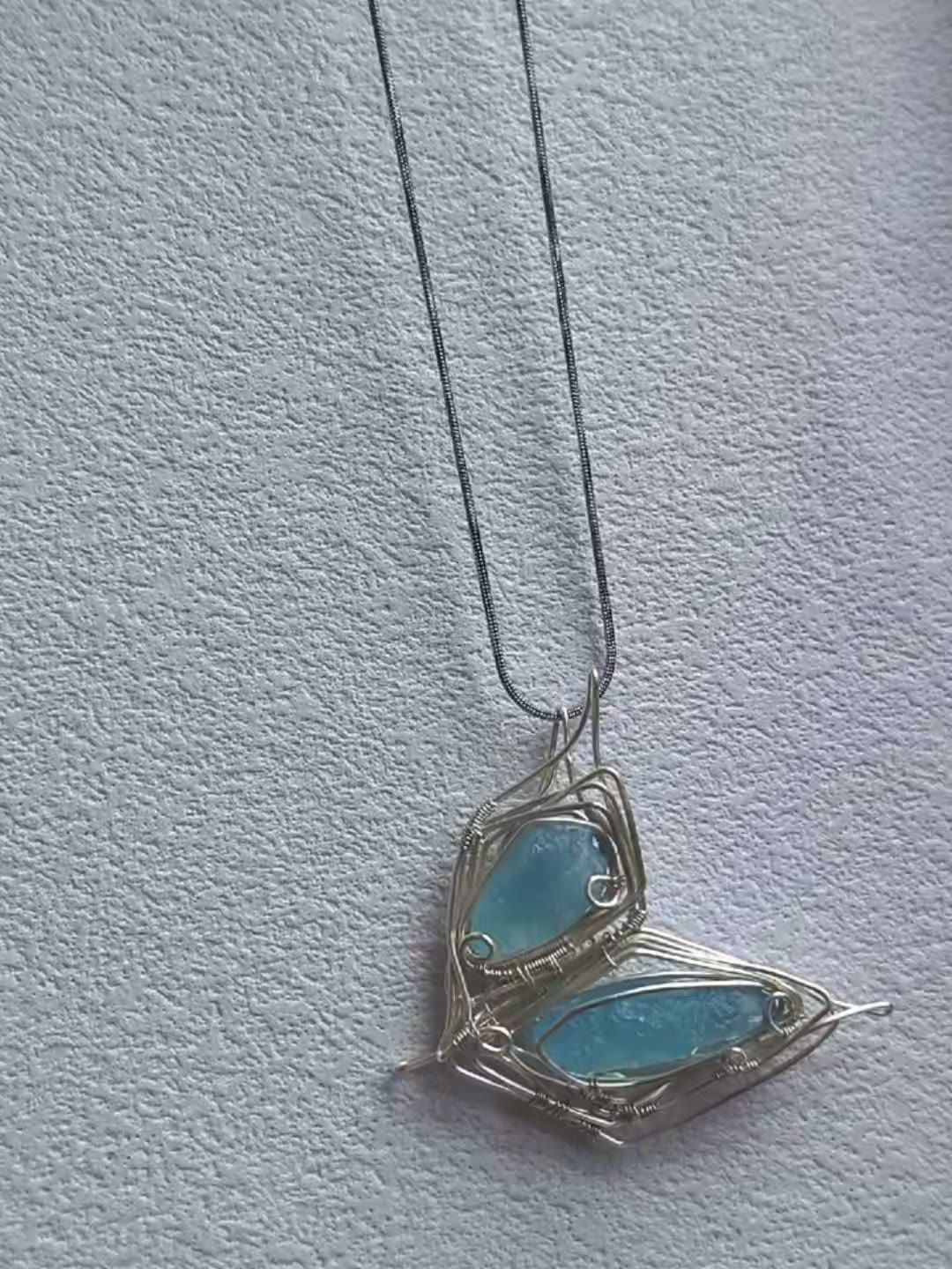 Aquamarin Schmetterlings-Anhänger mit Drahtwicklung