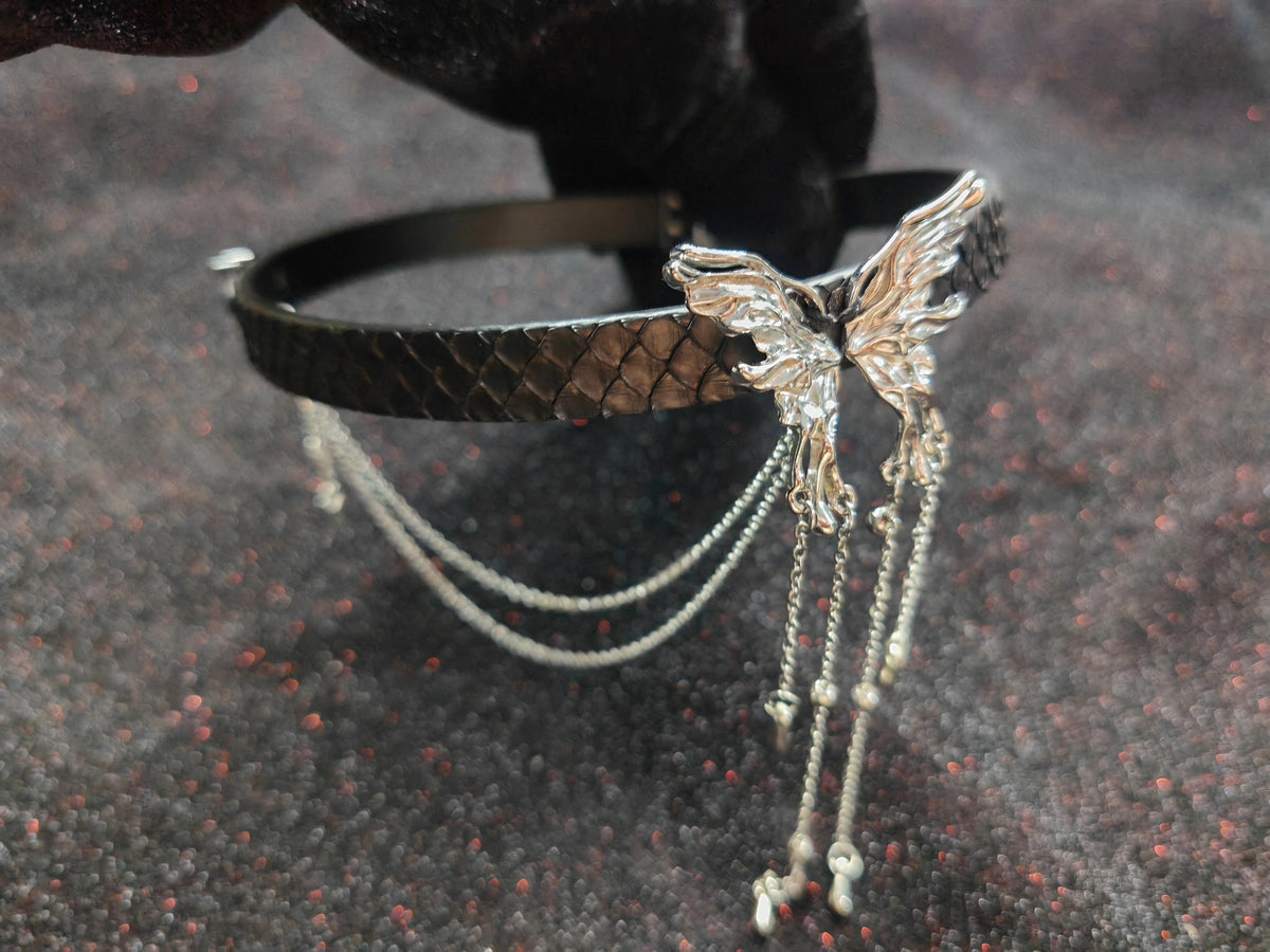 Choker in pelle di serpente nera con ciondolo a farfalla
