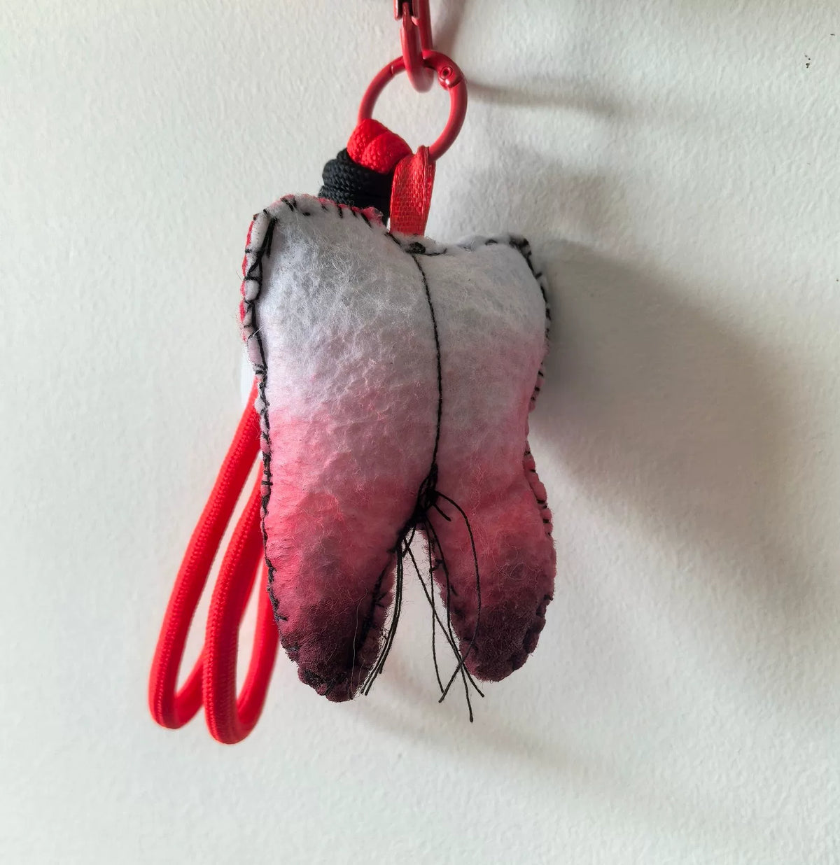 Charm in peluche mostro dente in feltro usurato