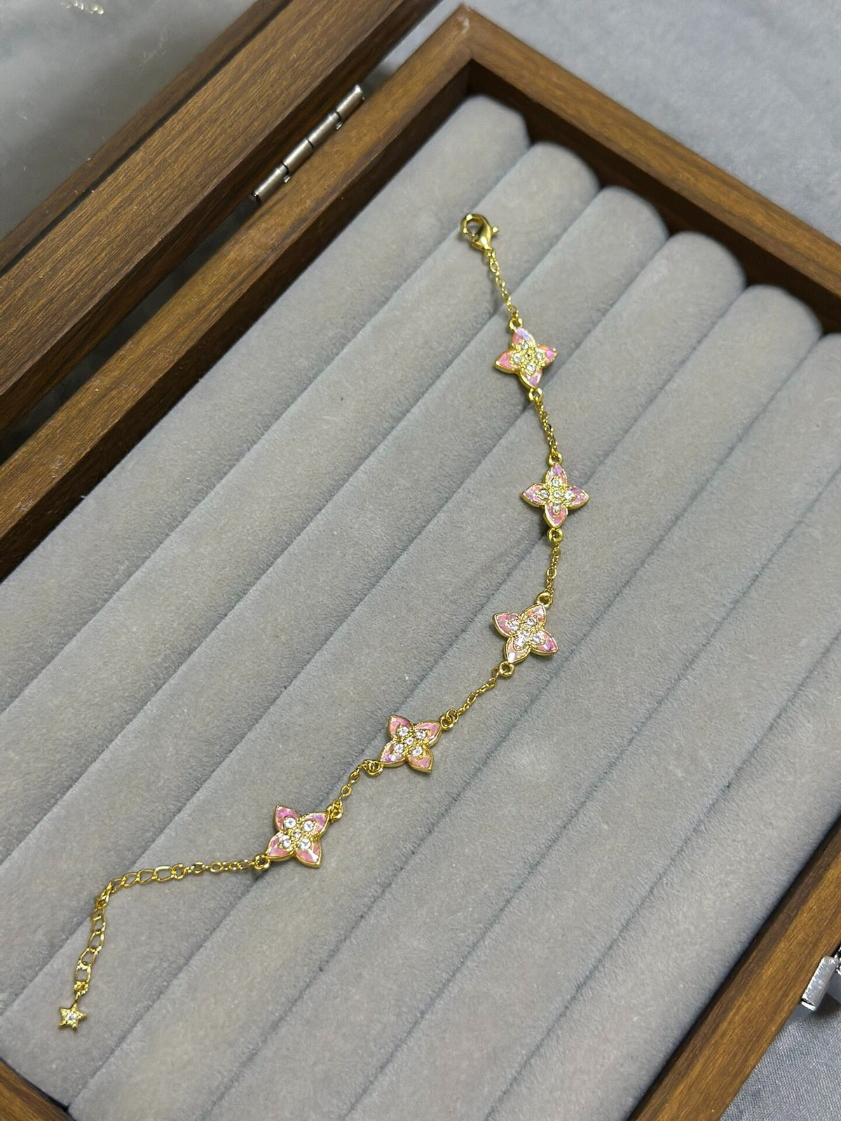 Bracelet en or brossé avec fleurs en nacre