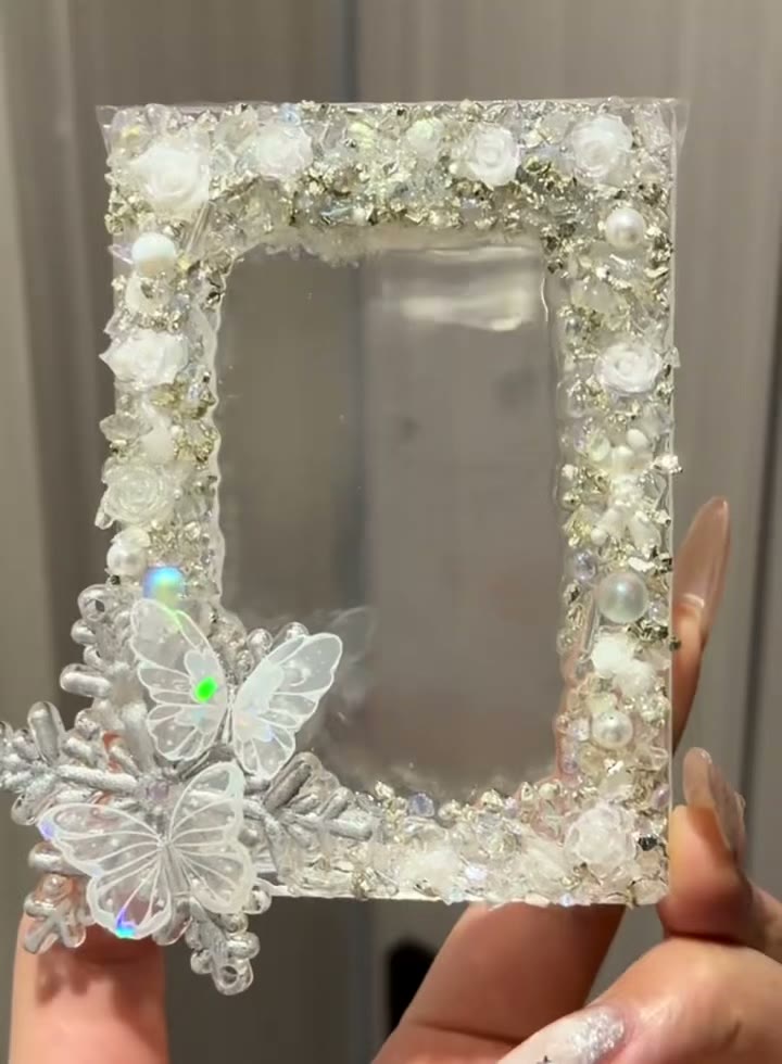 Moldura de Glitter Prateado Quicksand com Borboletas