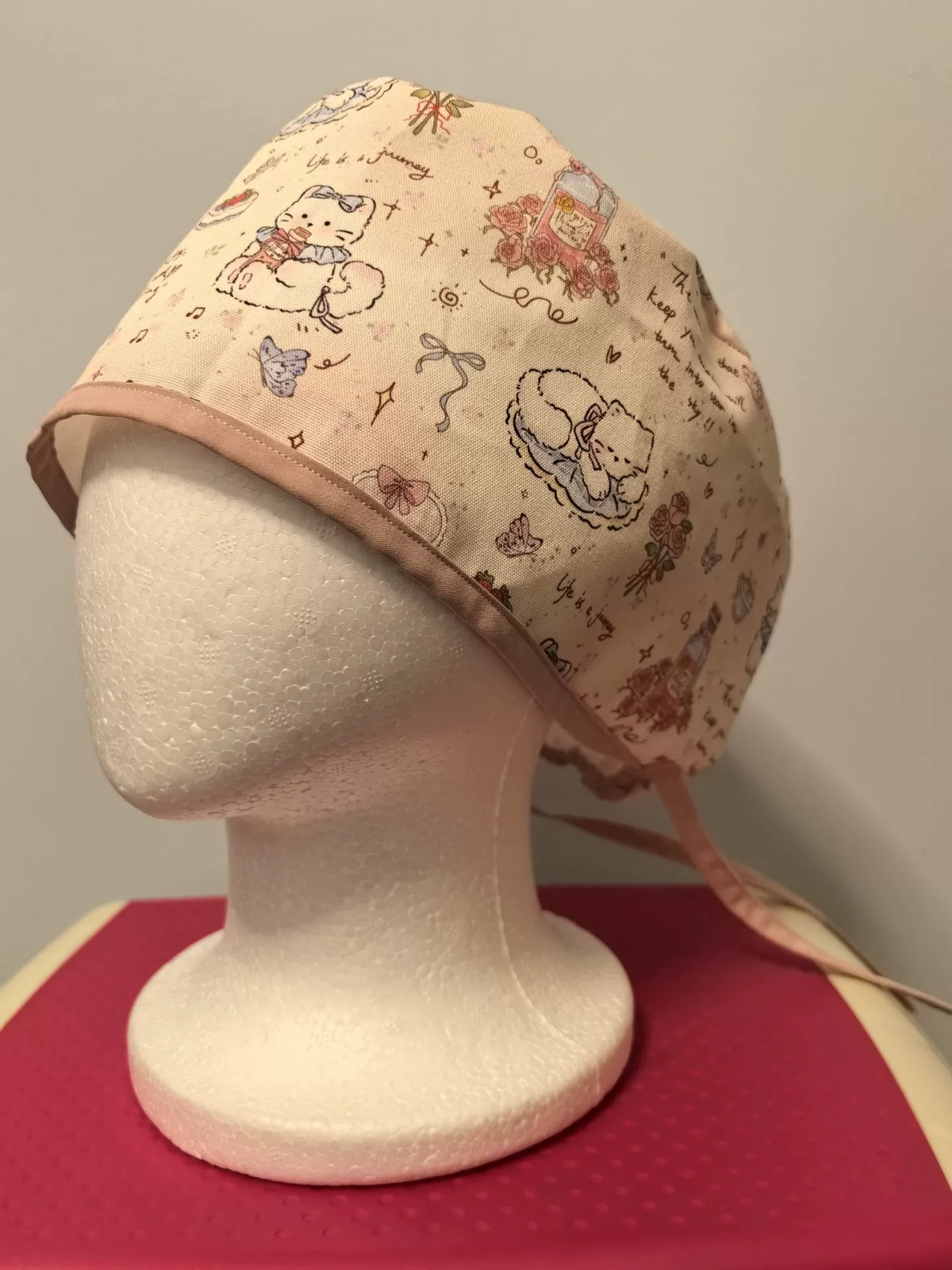 Gorro Cirúrgico de Lona de Algodão com Estampa de Gatos e Rosas